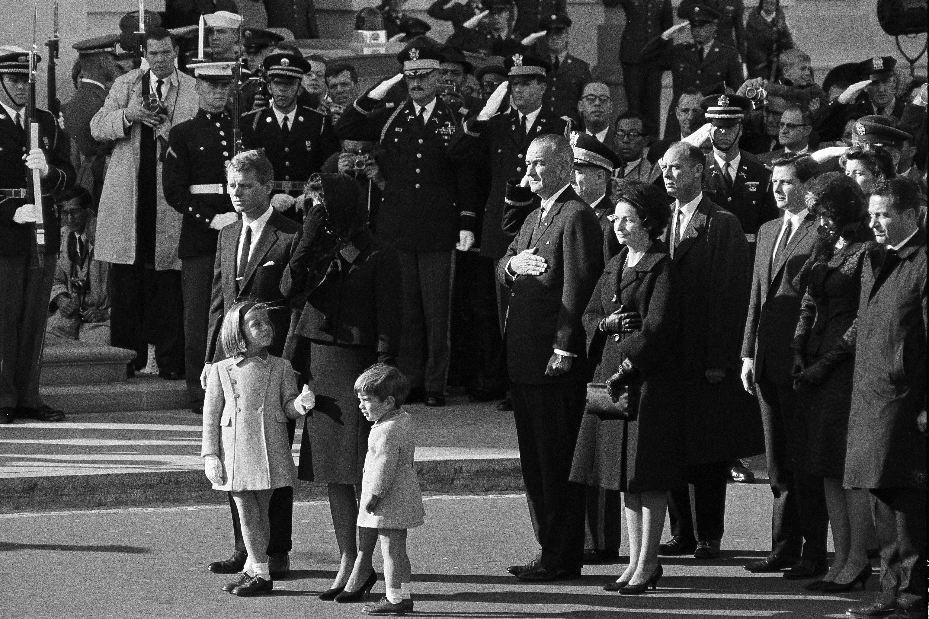 Jacqueline Kennedy mit ihren Kindern Caroline and John Jr. und Robert F. Kennedy, dem Vater des nunmehrigen Kandidaten, nach der Ermordung von JFK