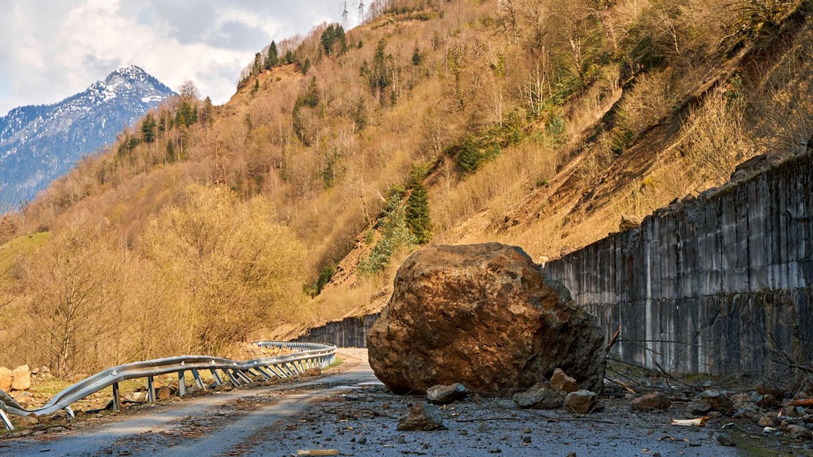 Felssturz in Kärnten – Straße ist unpassierbar