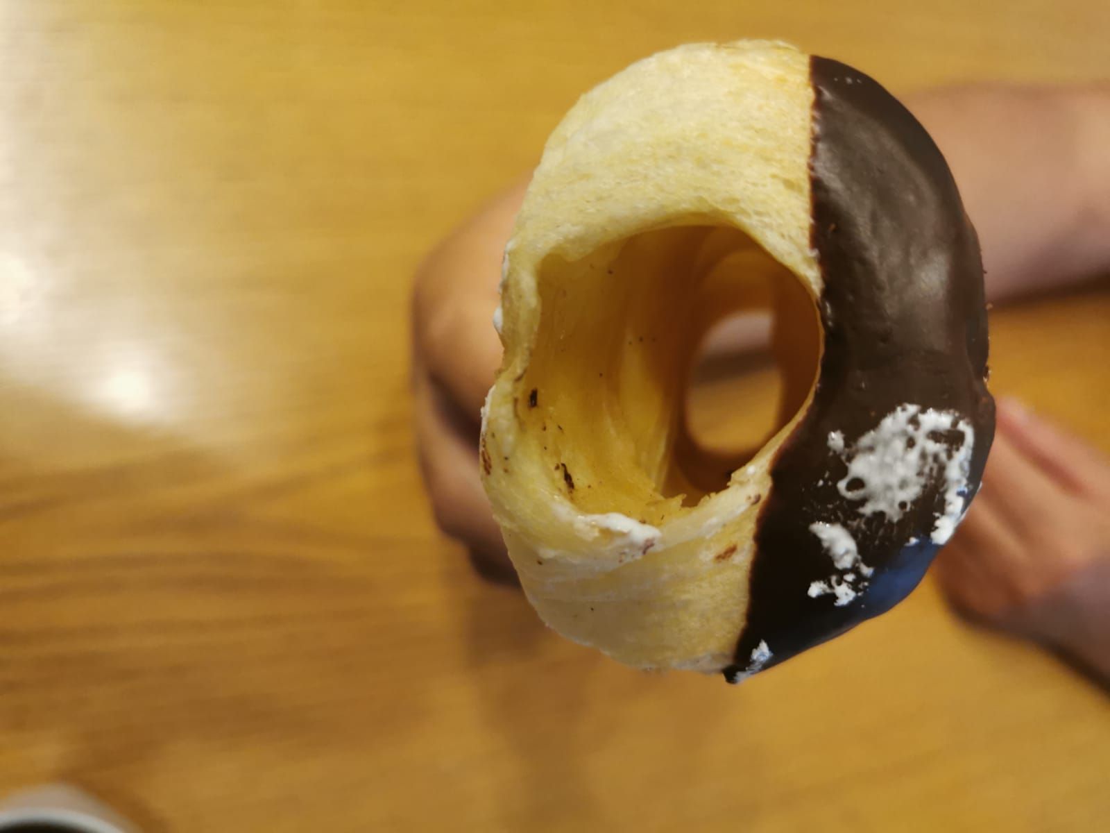 Die Frau konnte nicht glauben, was sie in der Schaumrolle sah: nämlich nichts.