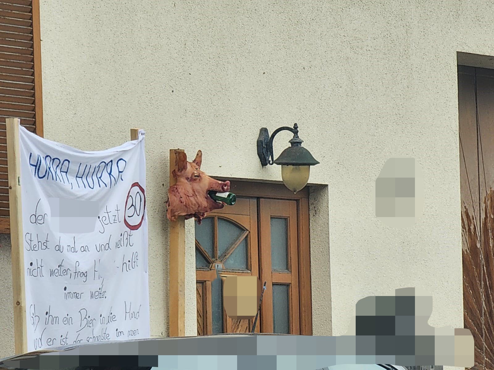 Schweinekopf zum Geburtstag – garniert mit einer Bierflasche