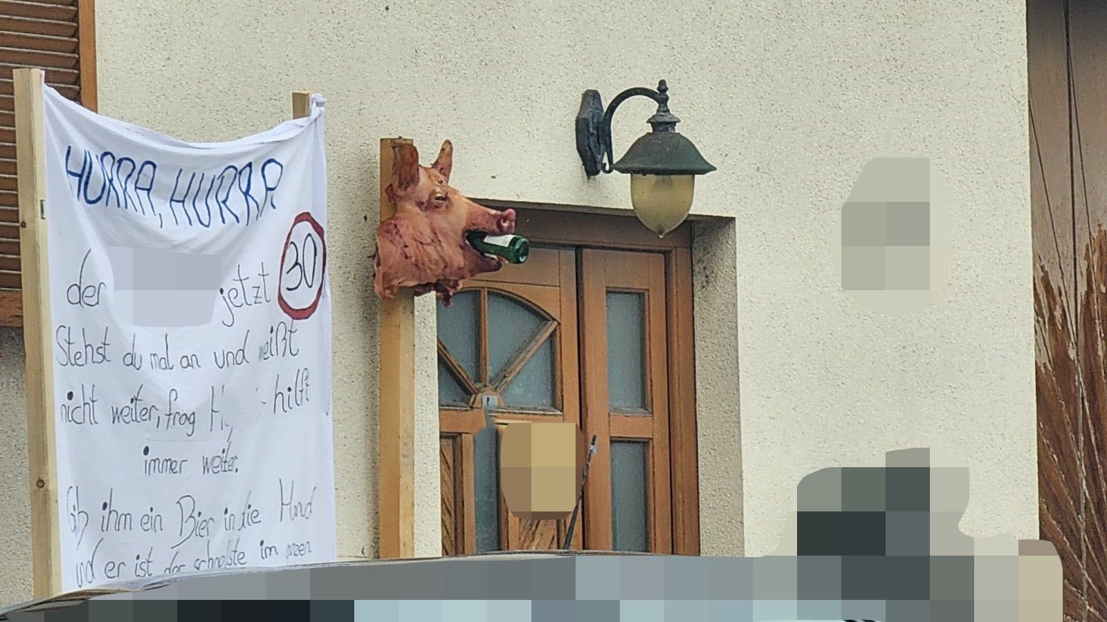 Schweinekopf zum Geburtstag – garniert mit einer Bierflasche