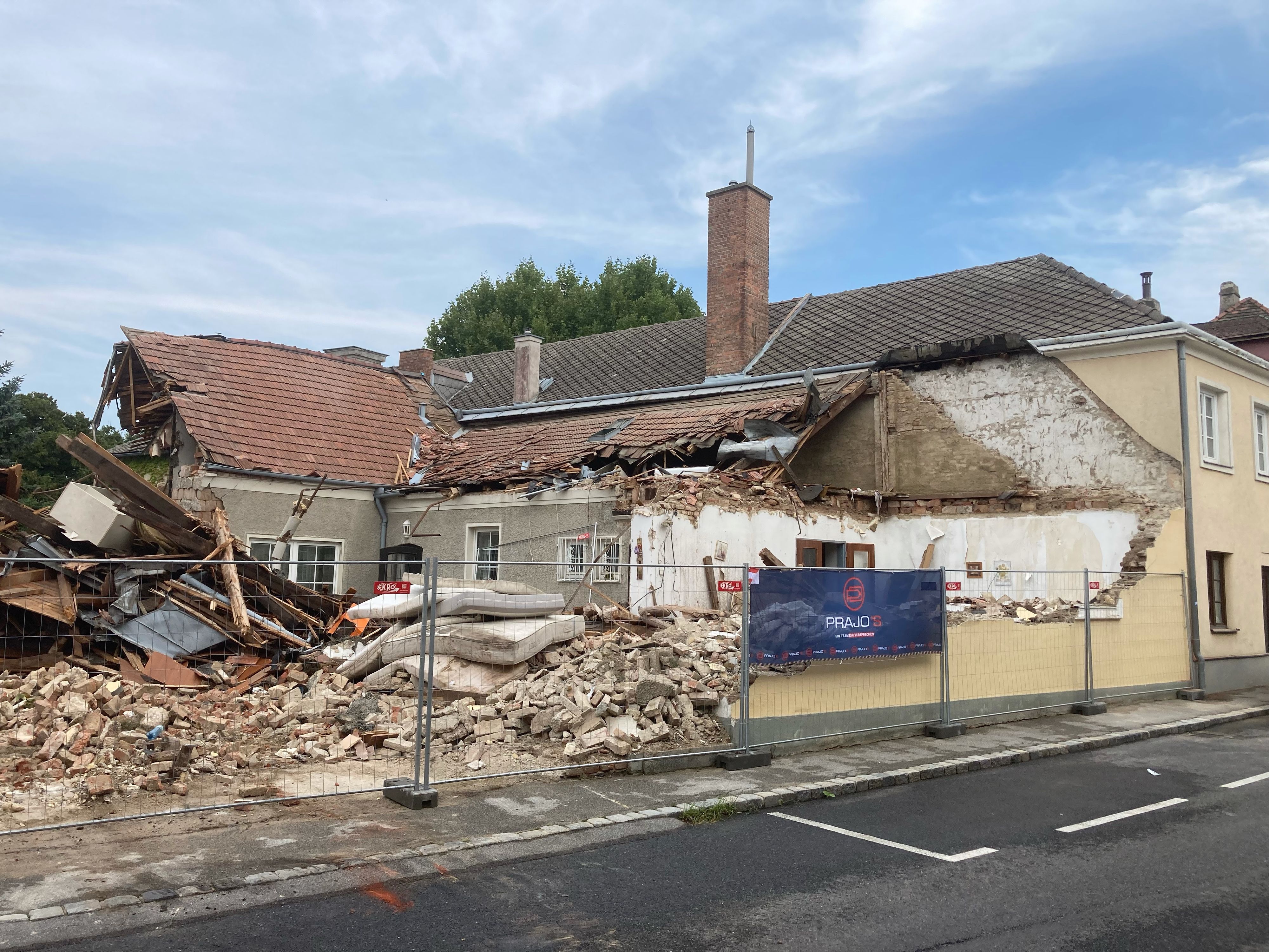 Das Haus in der Perchtoldsdorf (Bezirk Mödling) wurde abgerissen. Laut zuständiger Gemeinderätin hätte es dafür aber eine Genehmigung gebraucht.