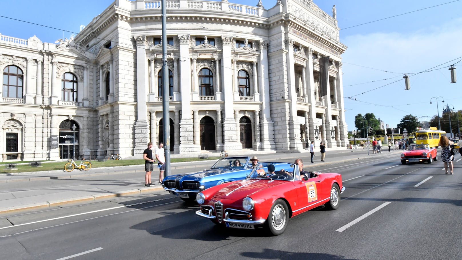 200 Oldtimer cruisen am Wochenende durch Wien