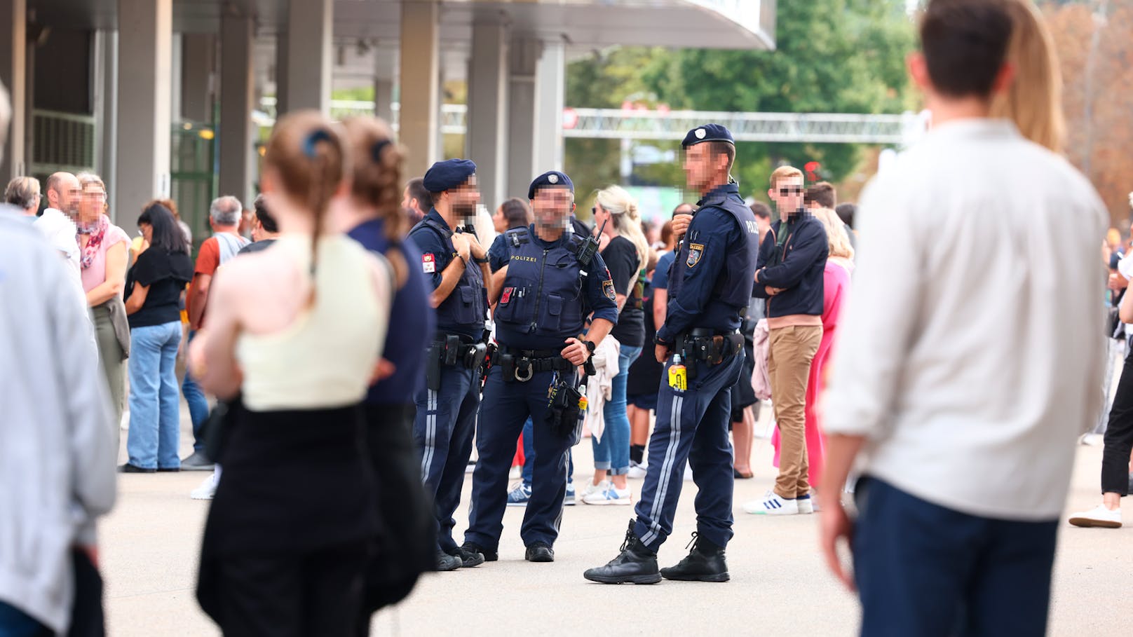 Nach den Ereignissen rund um das Taylor-Swift-Konzert vor zwei Wochen sind die Sicherheitsvorkehrungen bei Coldplay noch einmal nachgeschärft worden.