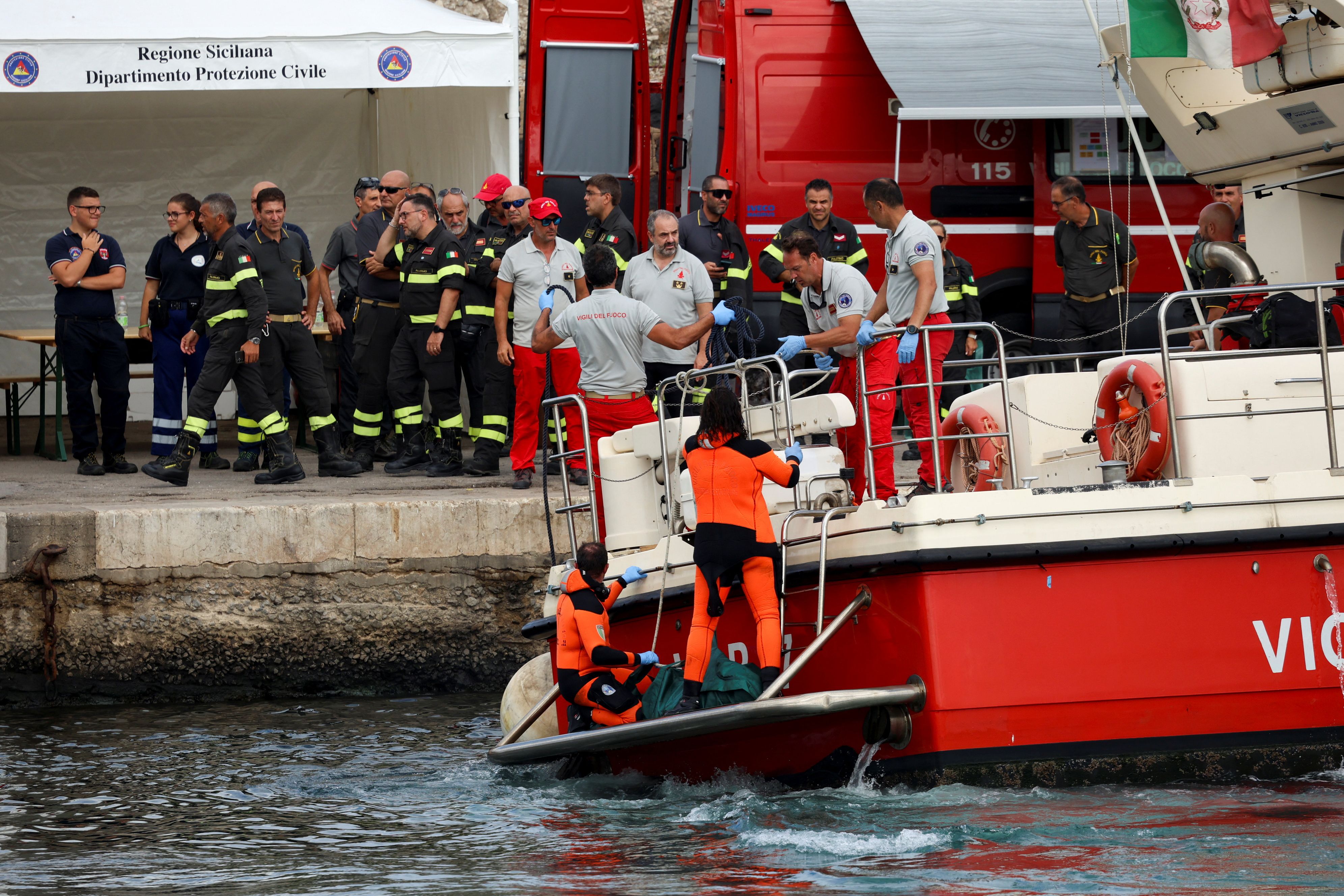 Nach dem Sinken einer Segeljacht vor der Küste Siziliens ist es den Spezialtauchern gelungen, in den Schiffsrumpf vorzudringen.