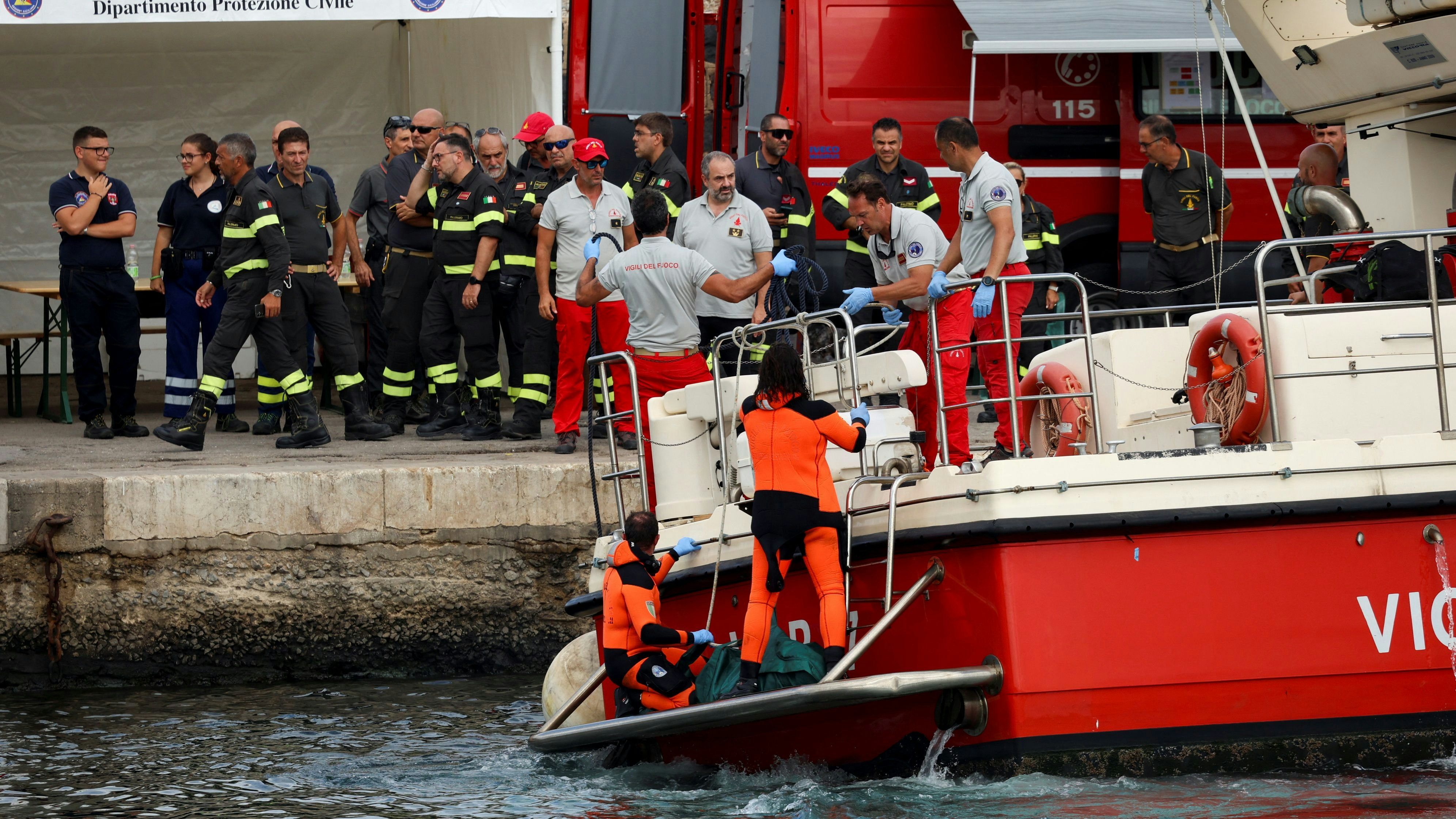 Nach dem Sinken einer Segeljacht vor der Küste Siziliens ist es den Spezialtauchern gelungen, in den Schiffsrumpf vorzudringen.