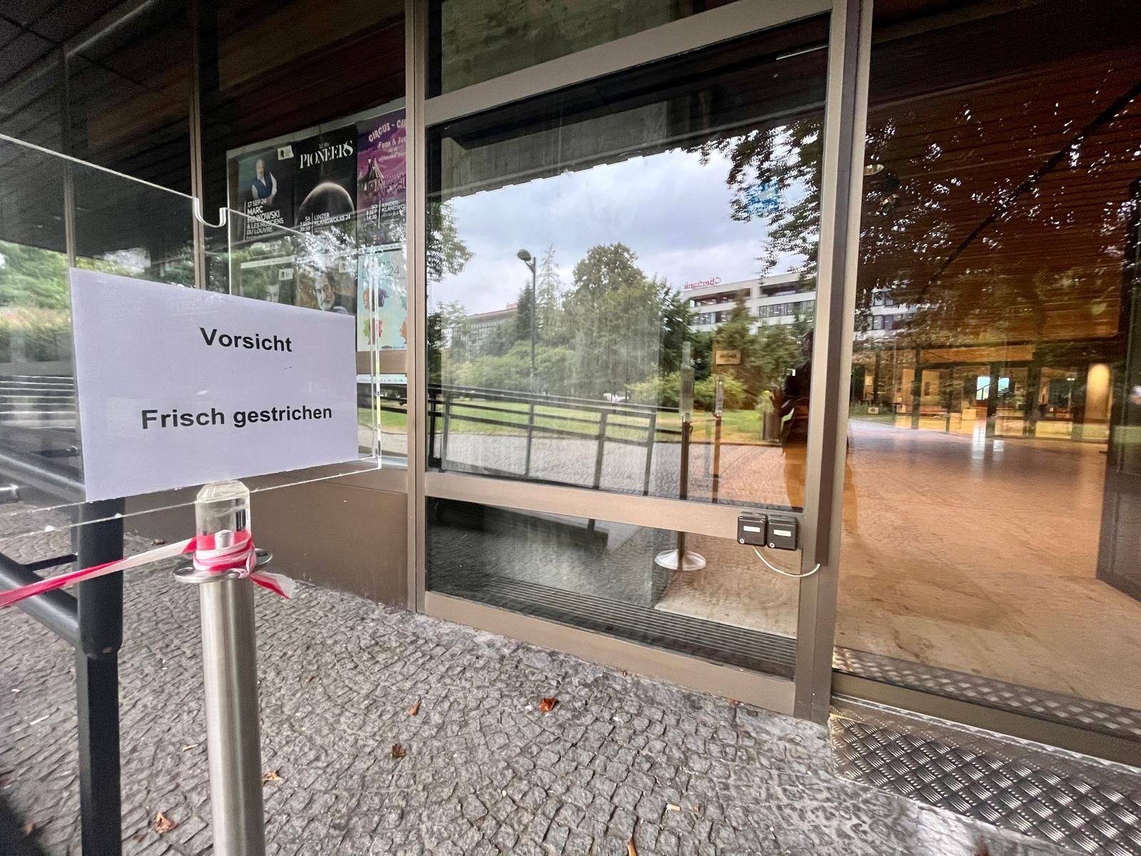 Der Lack blättert weiter ab: der Eingang zum Linzer Brucknerhaus.