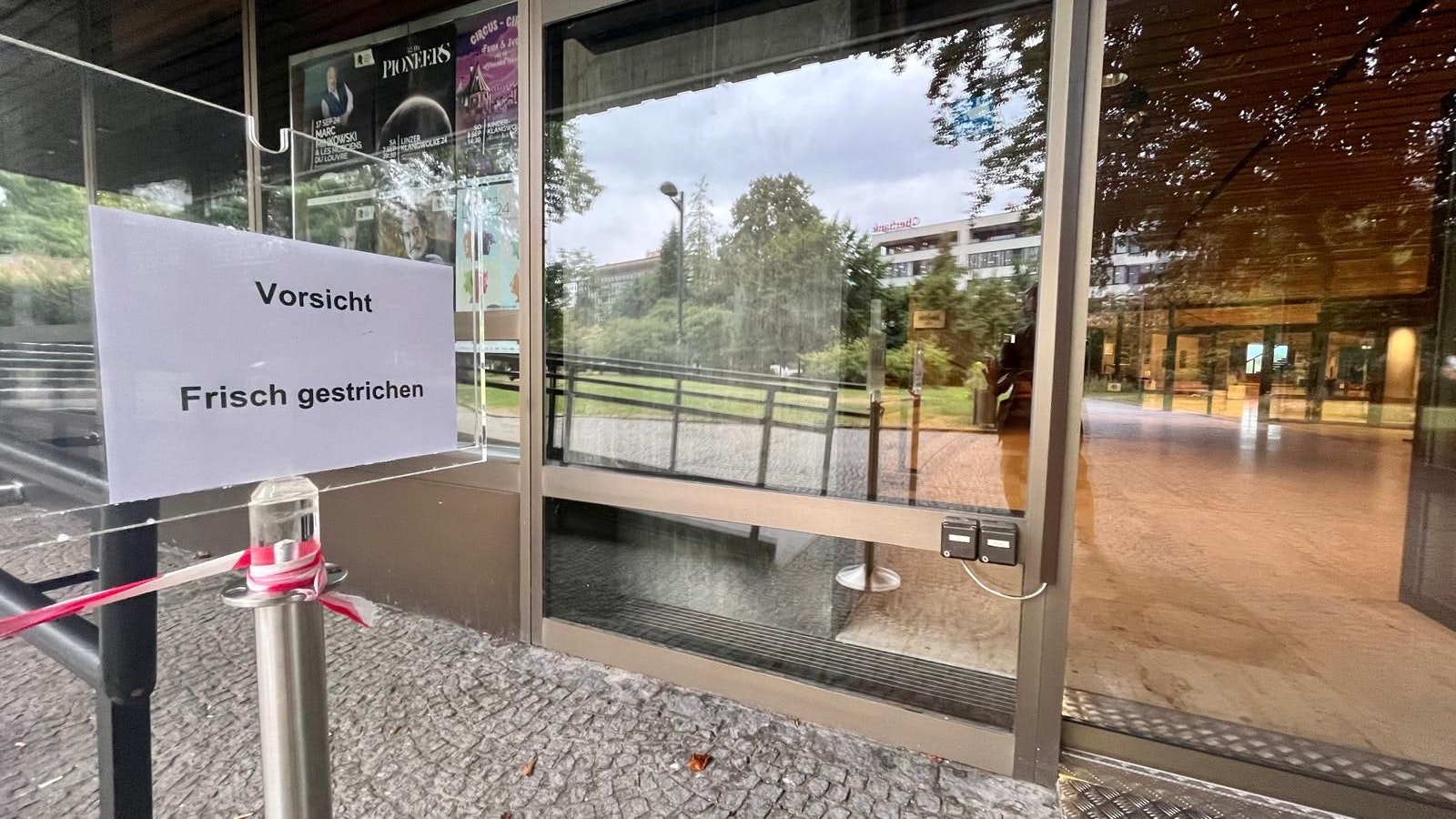 Der Lack blättert weiter ab: der Eingang zum Linzer Brucknerhaus Mittwoch Früh.