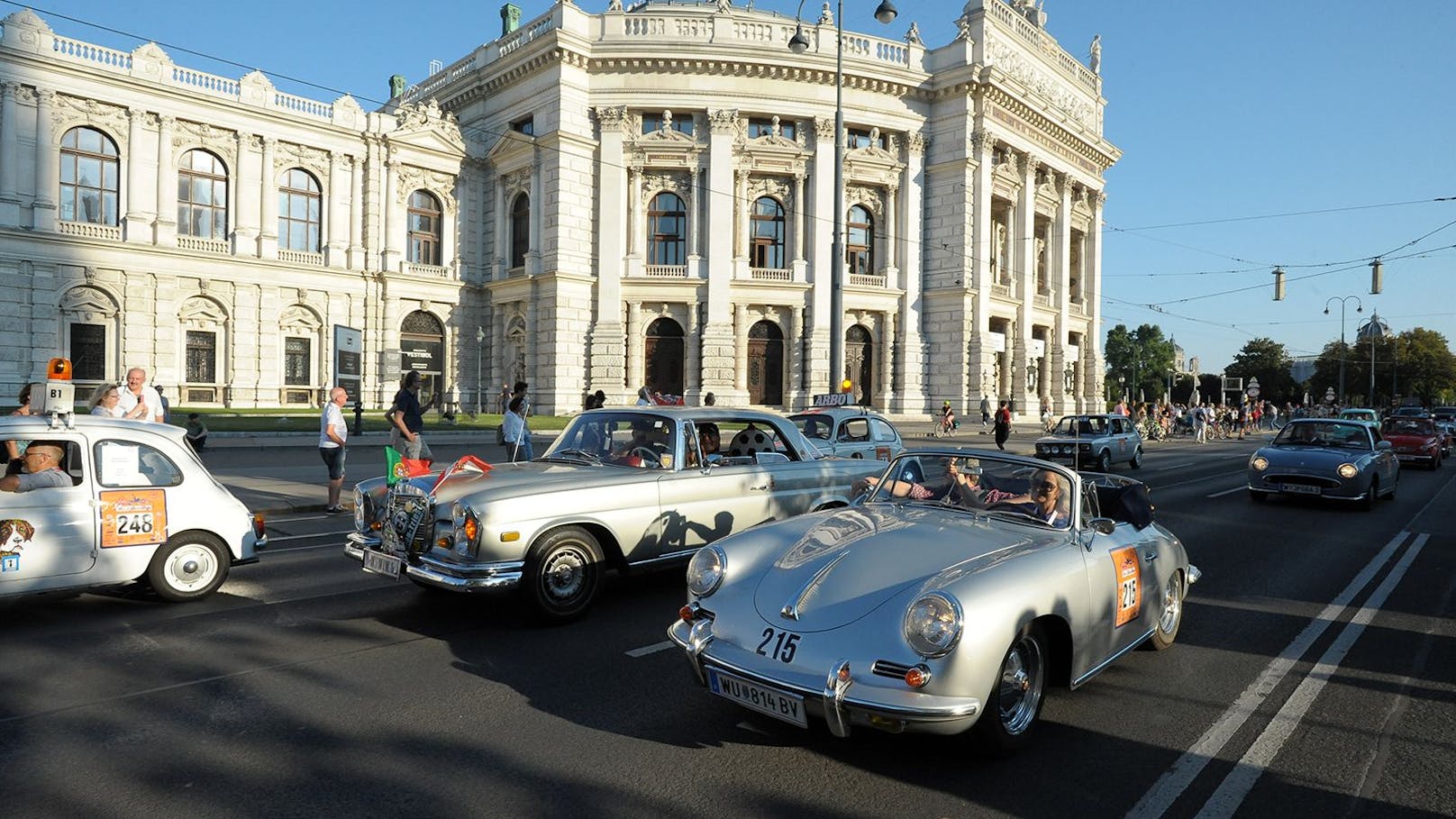 Höhepunkte sind die Parade auf der Wiener Ringstrasse  (Samstag ab 18 Uhr) und das Oldtimer Picknick im Donaupark