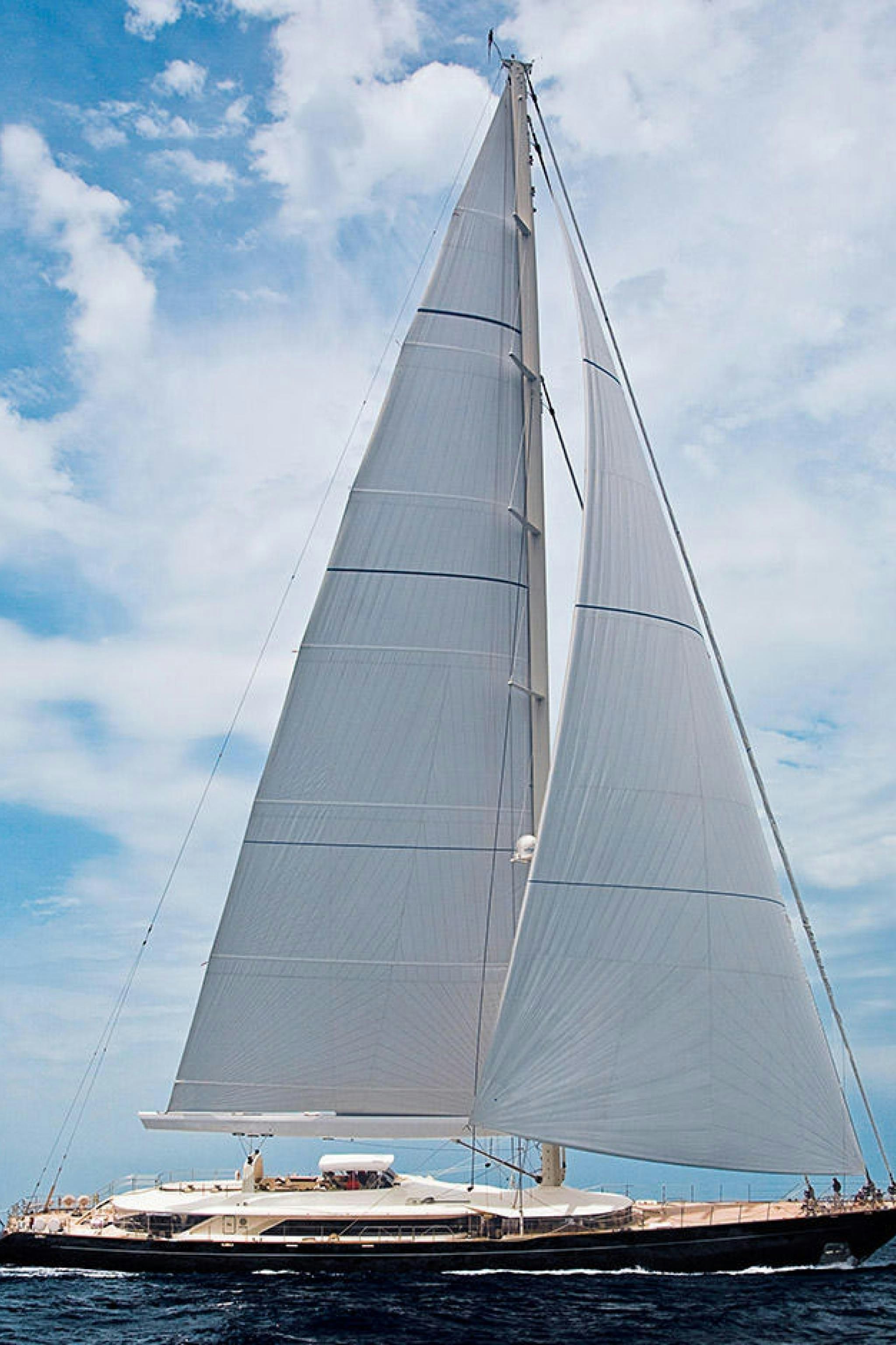 Die "Bayesian" unter vollen Segeln. Der Aluminiummast des Schiffes war fast 73 Meter hoch, die gesamte Segelfläche betrug knapp 3.000 Quadratmeter. Gebaut wurde das Schiff von der renommierten Werft Perini Navi in Viareggio in der Toskana, Stapellauf war 2008