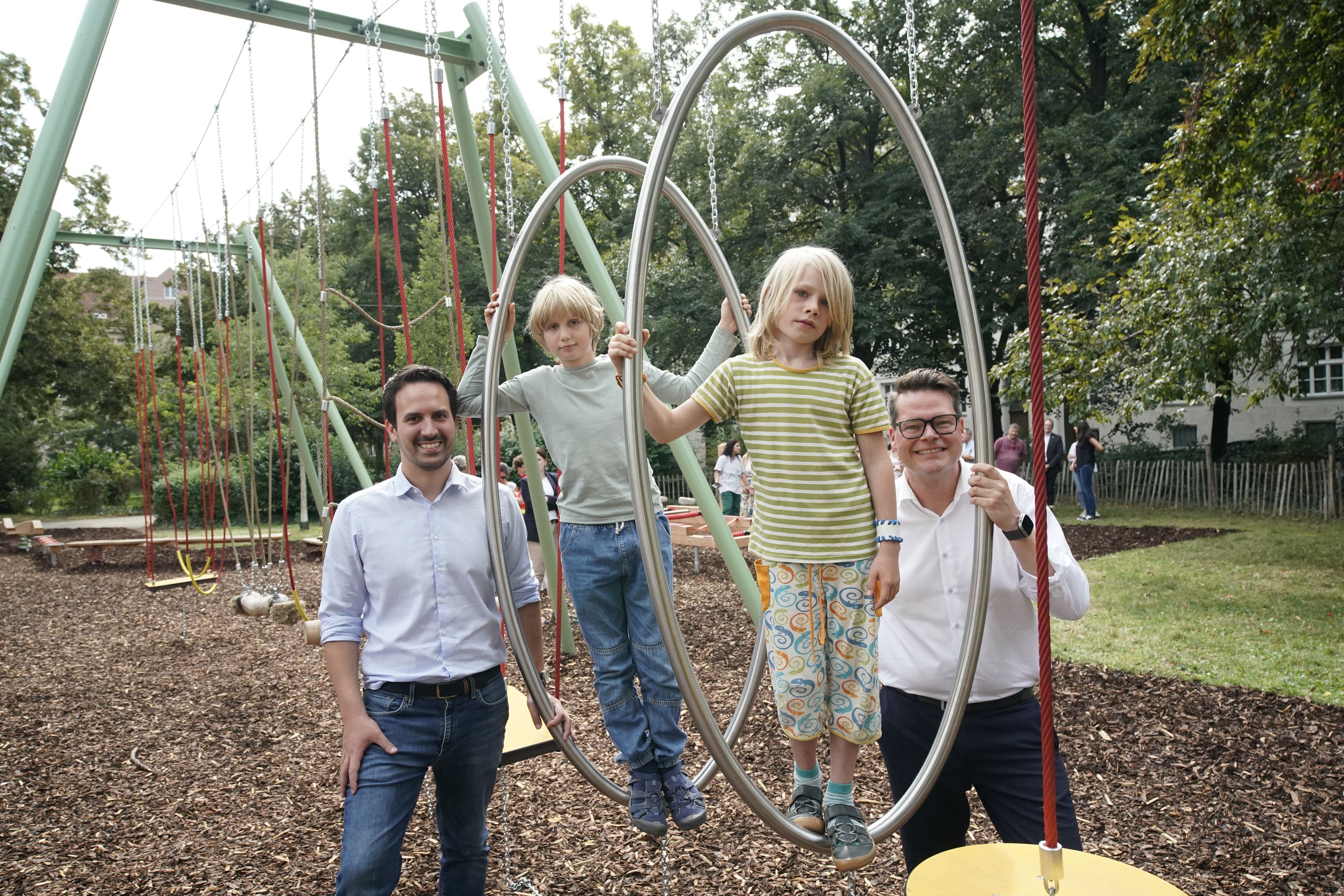 v.l.n.r.: Vizebgm Christoph Wiederkehr (Neos), Brüder Reto und Lorin, StR Jürgen Czernohorszky (SPÖ)