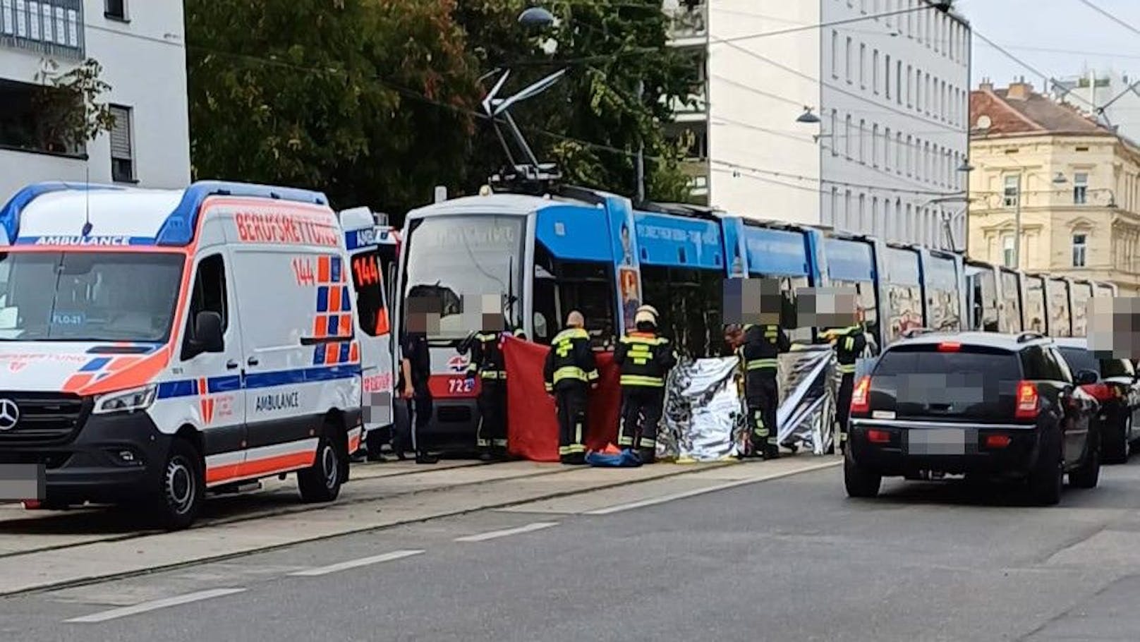 Mann bei schwerem Bim-Unfall in Floridsdorf eingeklemmt