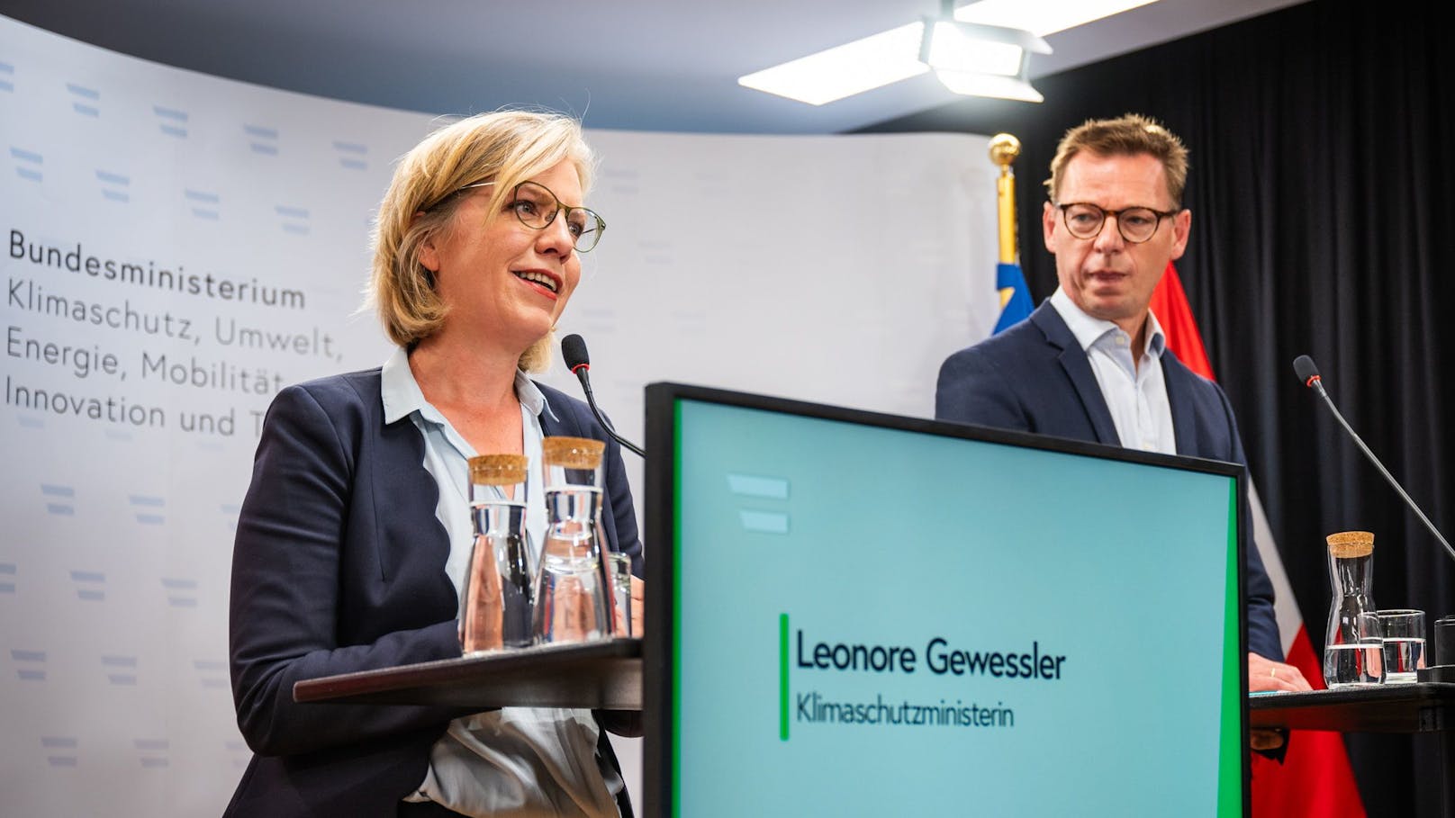 Klimaschutz-Ministerin Leonore Gewessler und Klimaexperte Günther Lichtblau bei der Präsentation der Zahlen.