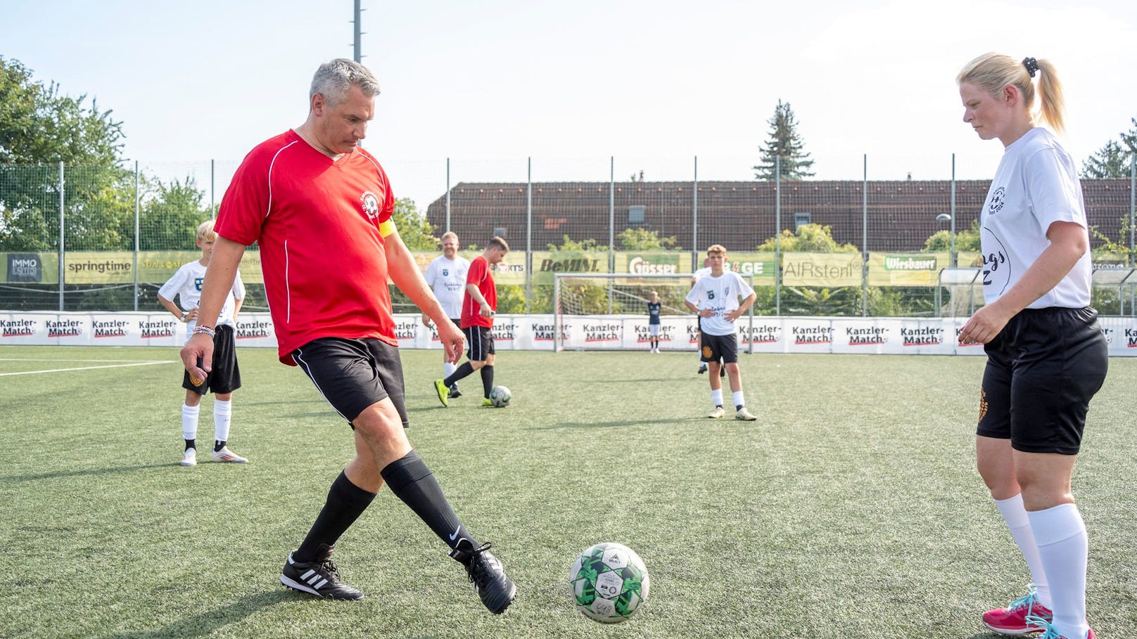 In Aktion: Karl Nehammer kickt beim Kanzlermatch.