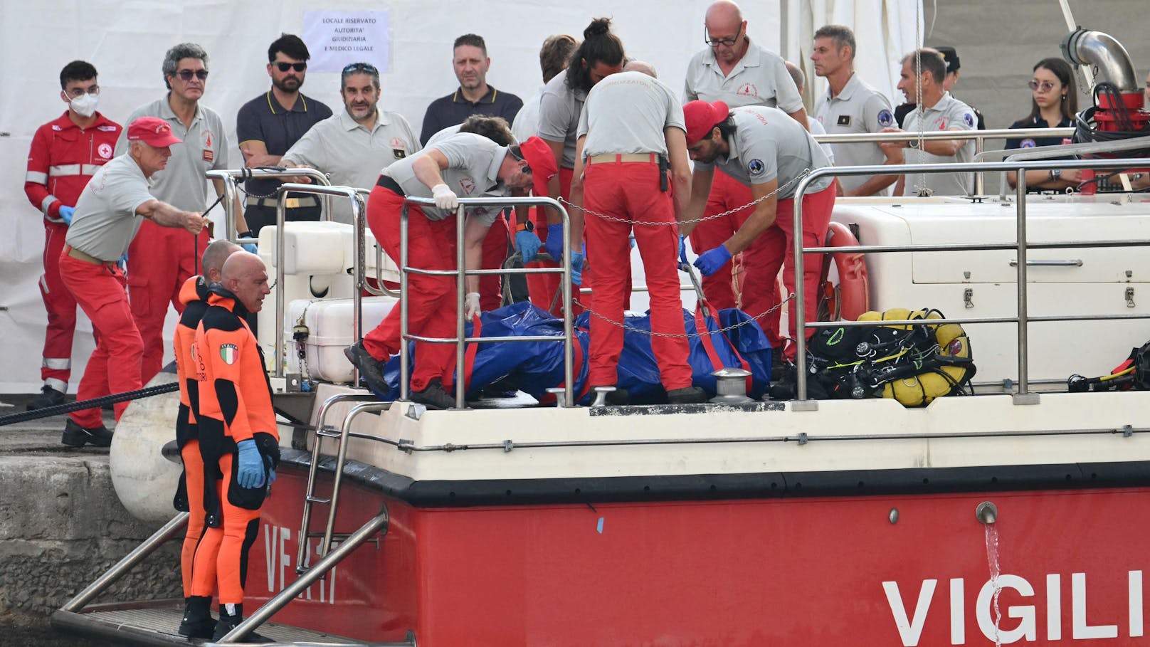 Retter bergen einen Leichnam aus der Jacht. Von 22 Personen an Bord werden einige weiter vermisst.