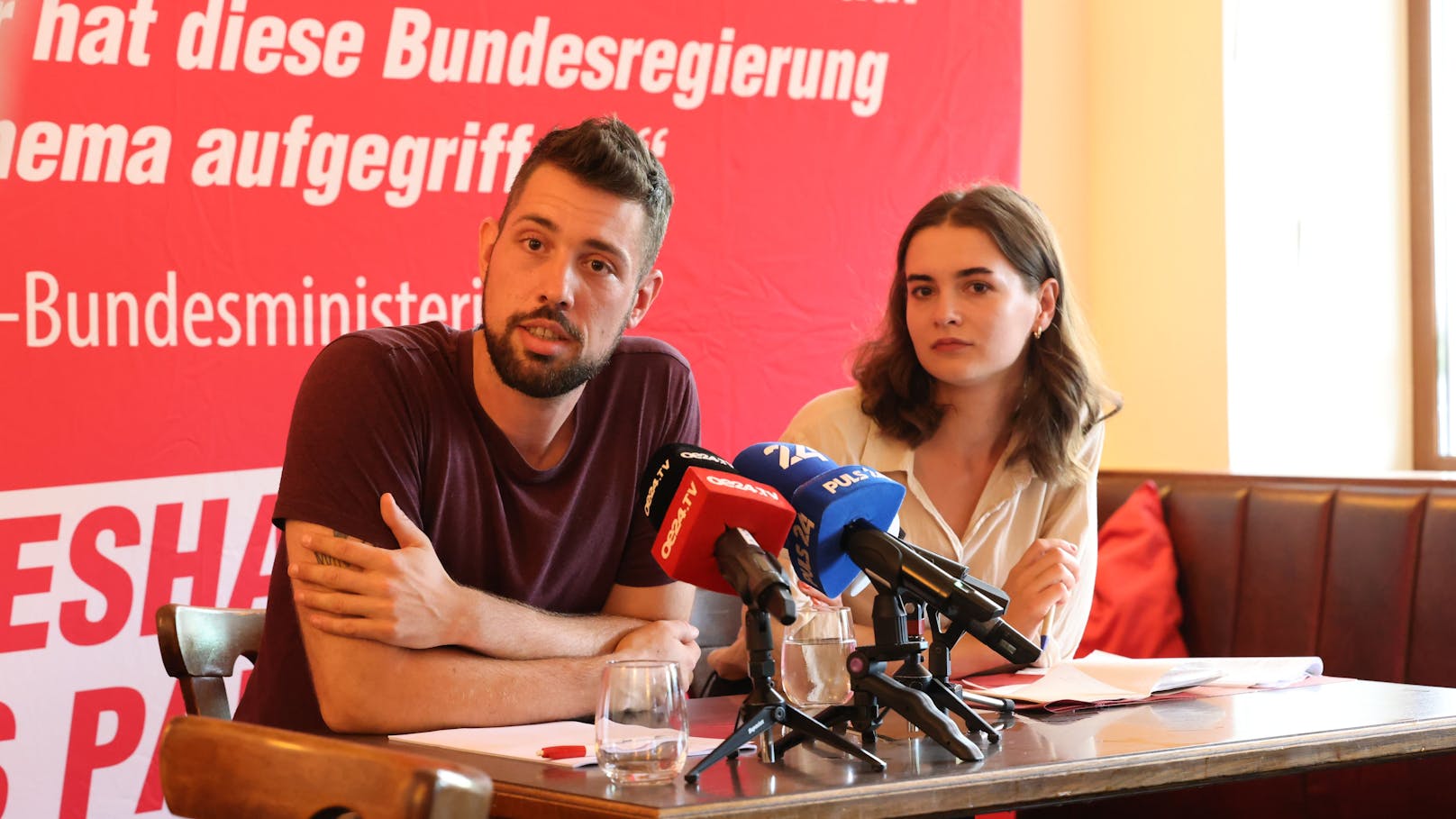 Tobias Schweiger gibt eine Pressekonferenz zur Nationalratswahl 2024.