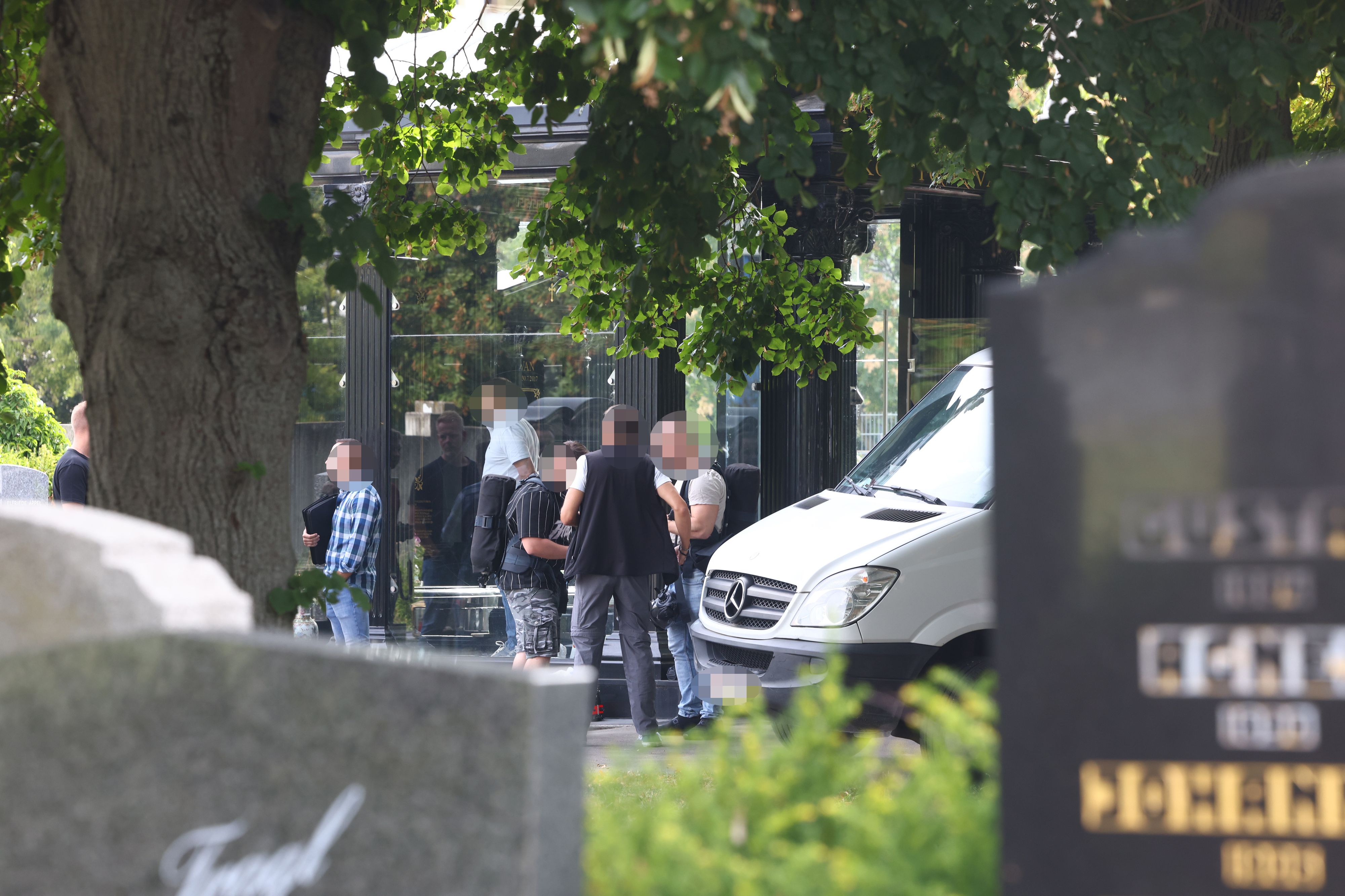 Tatort Friedhof Kagran: Die Kripo rückte mit der Spurensicherung aus, ermittelt auf Hochtouren.