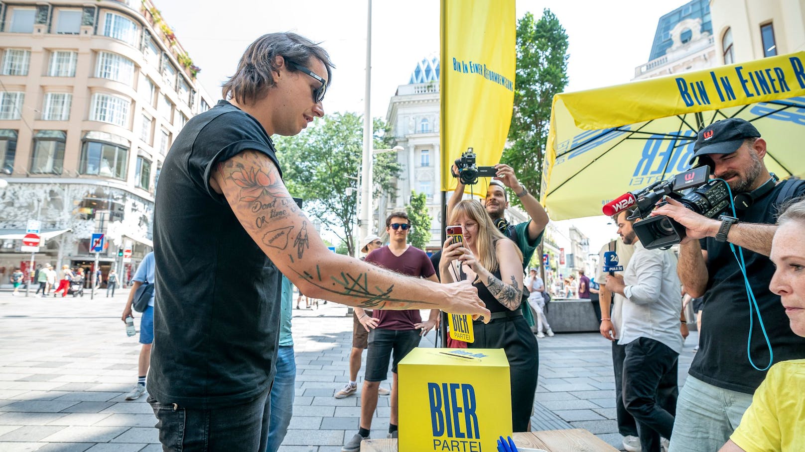 Dominik Wlazny beim Unterschriftensammeln für die Bierpartei.