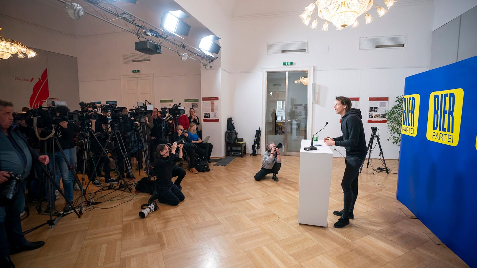 Marco Pogo gibt eine Pressekonferenz.