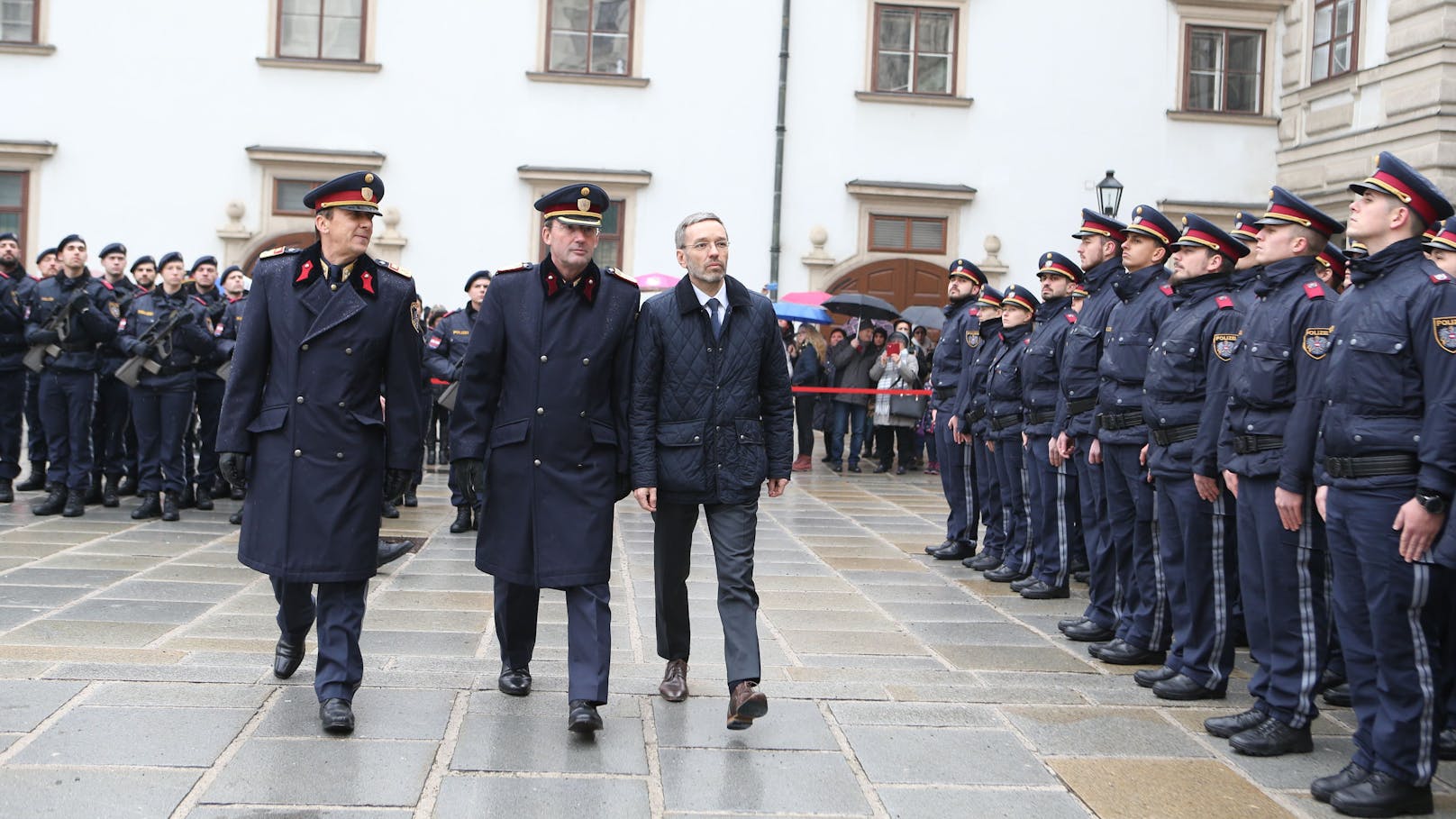 Kickl, im Bild noch Innenminister, bei der Angelobung neuer Polizisten.