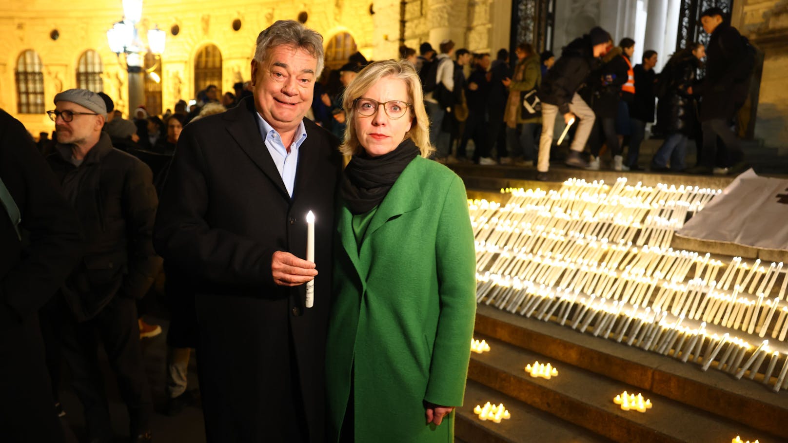 Werner Kogler und Leonore Gewessler beim hope of light Gedenkmarsch der israelischen Jugend.