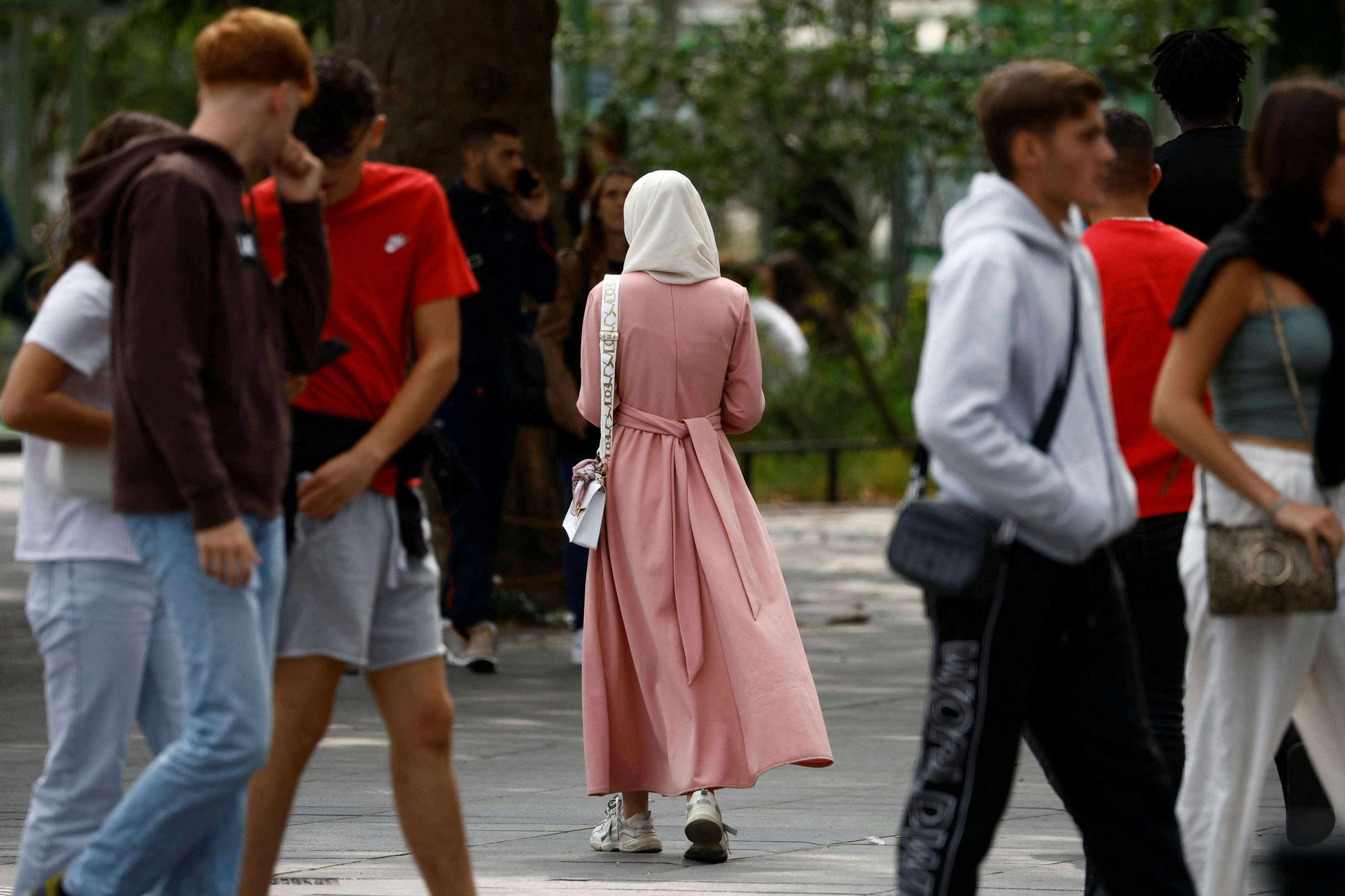 Frankreich verbat im vergangenen Schuljahr das Tragen des Überkleids erstmals per Gesetz