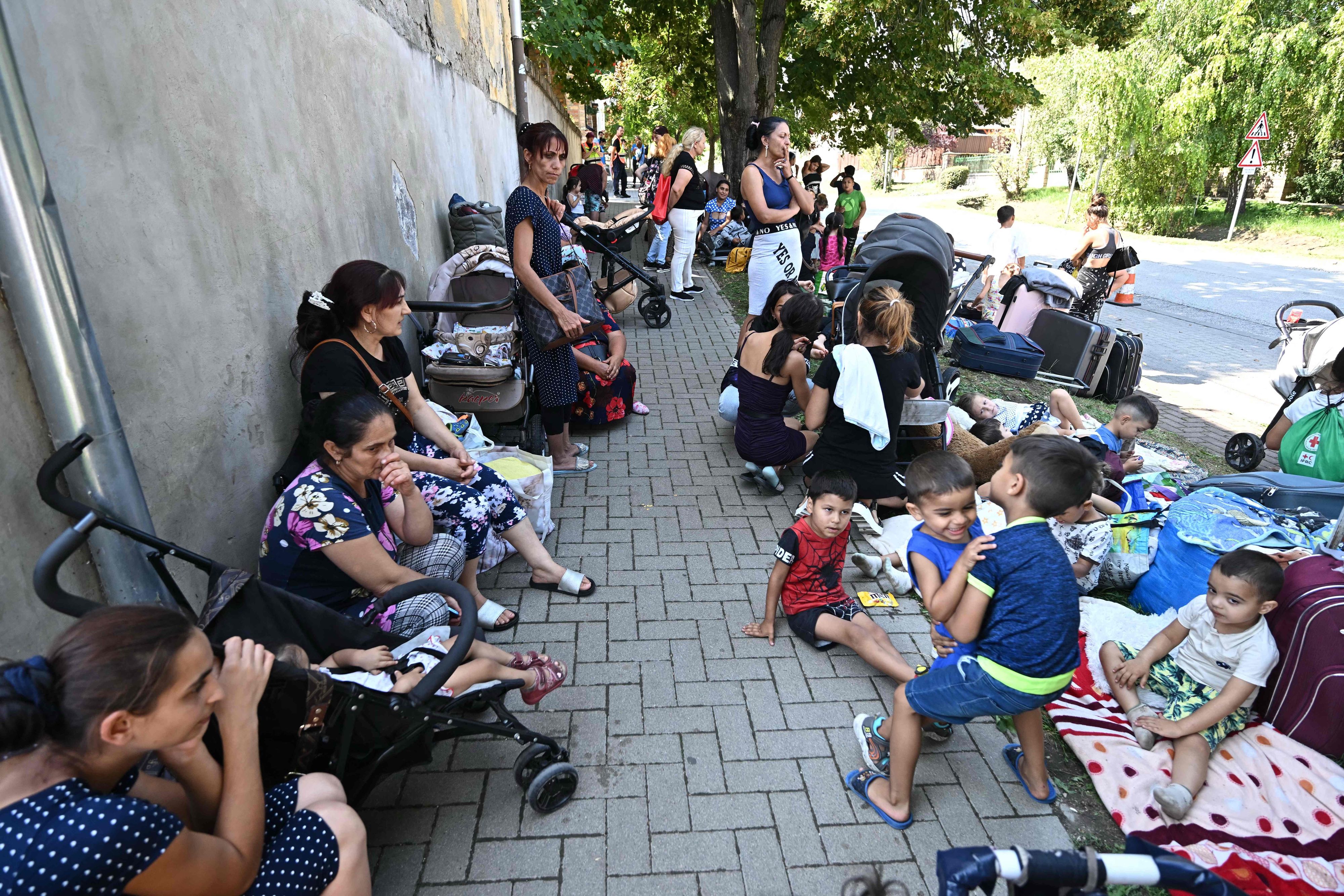 Flüchtlinge aus der Ukraine, darunter viele Frauen und Kinder. mussten im ungarischen Dorf Kocs die Nacht im Freien verbringen.