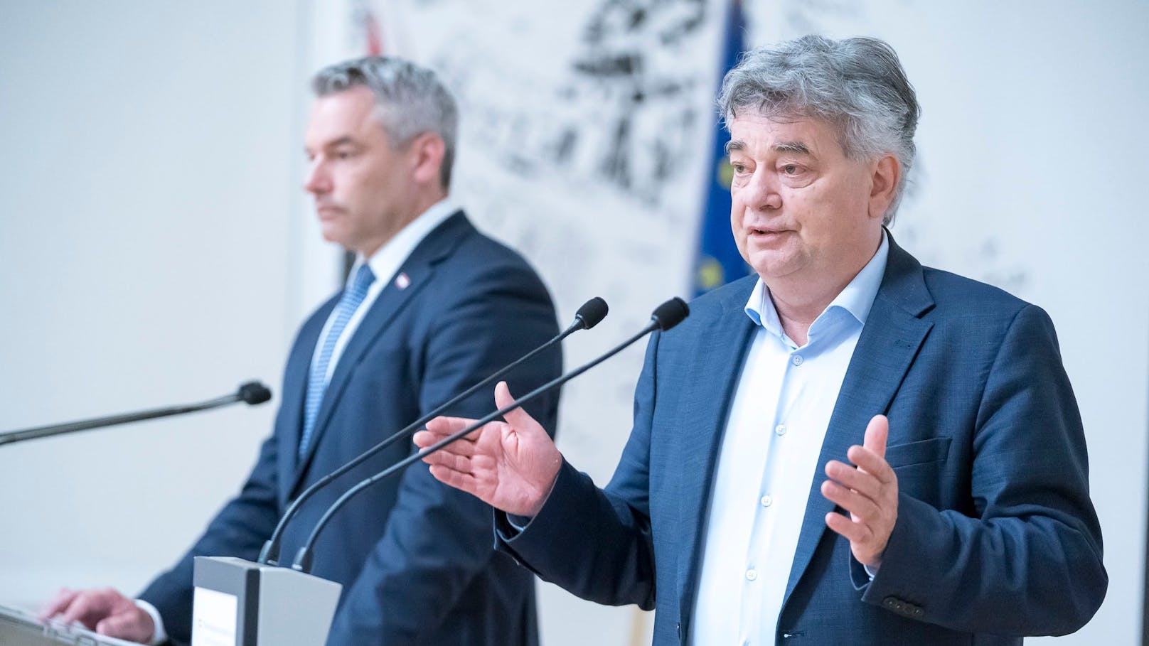 Werner Kogler mit Kanzler Karl Nehammer bei einer Pressekonferenz im Verteidigungsministerium. 