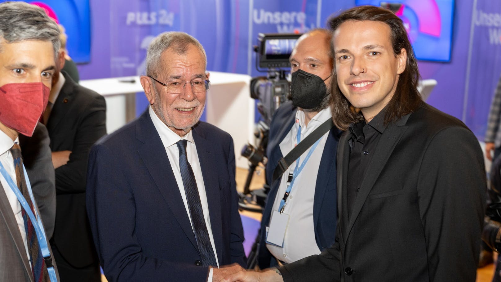 Dominik Wlazny bei der Bundespräsidenten Elefantenrunde (puls24) mit Alexander Van der Bellen.