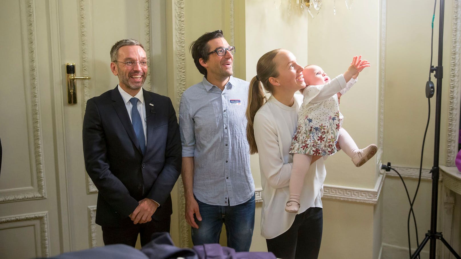 Herbert Kickl (damals Innenminister) ehrt den Skispringer Andreas Kofler (im Bild mit Gattin Mirjam und Baby Luise) und nimmt ihn in die Polizei auf. 