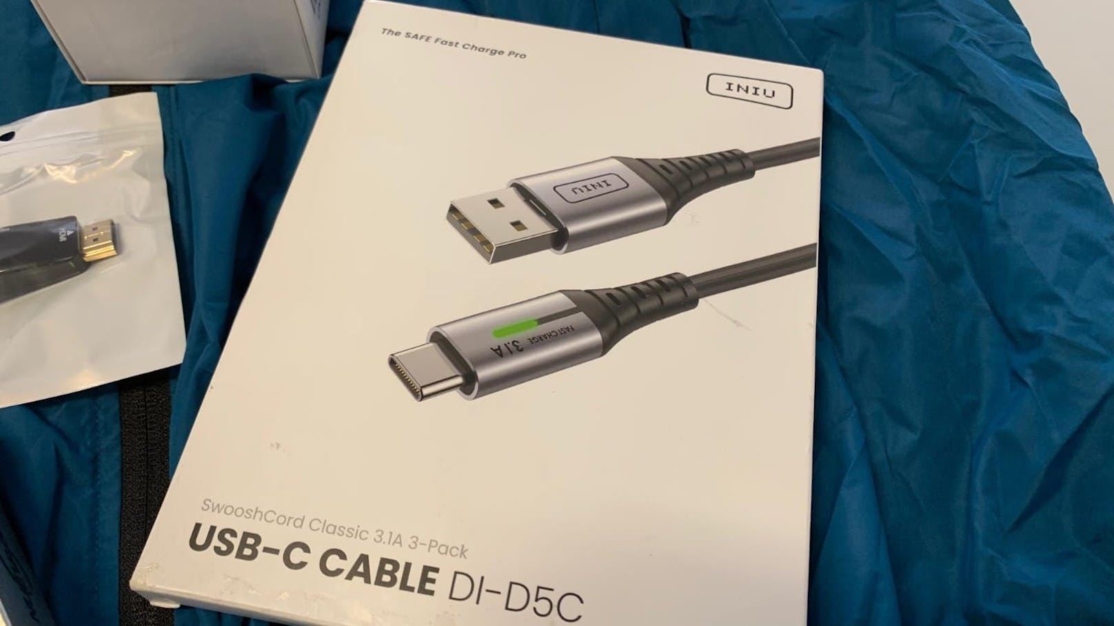 Mit dabei: Drei USB-C Ladekabel – auf Amazon kosten sie etwa zehn Euro.