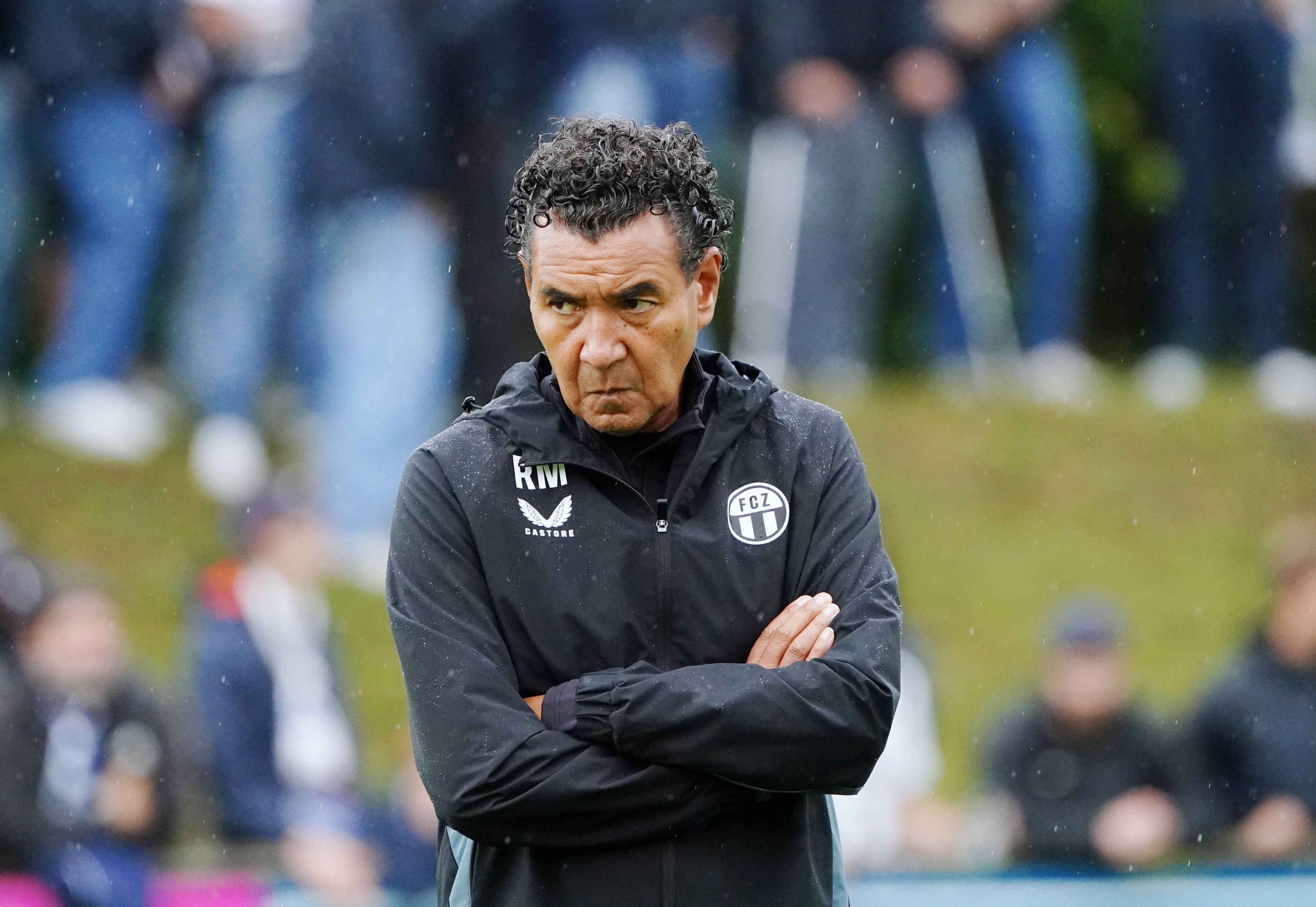 Ricardo Moniz wurde mit einem Regenschirm beworfen.