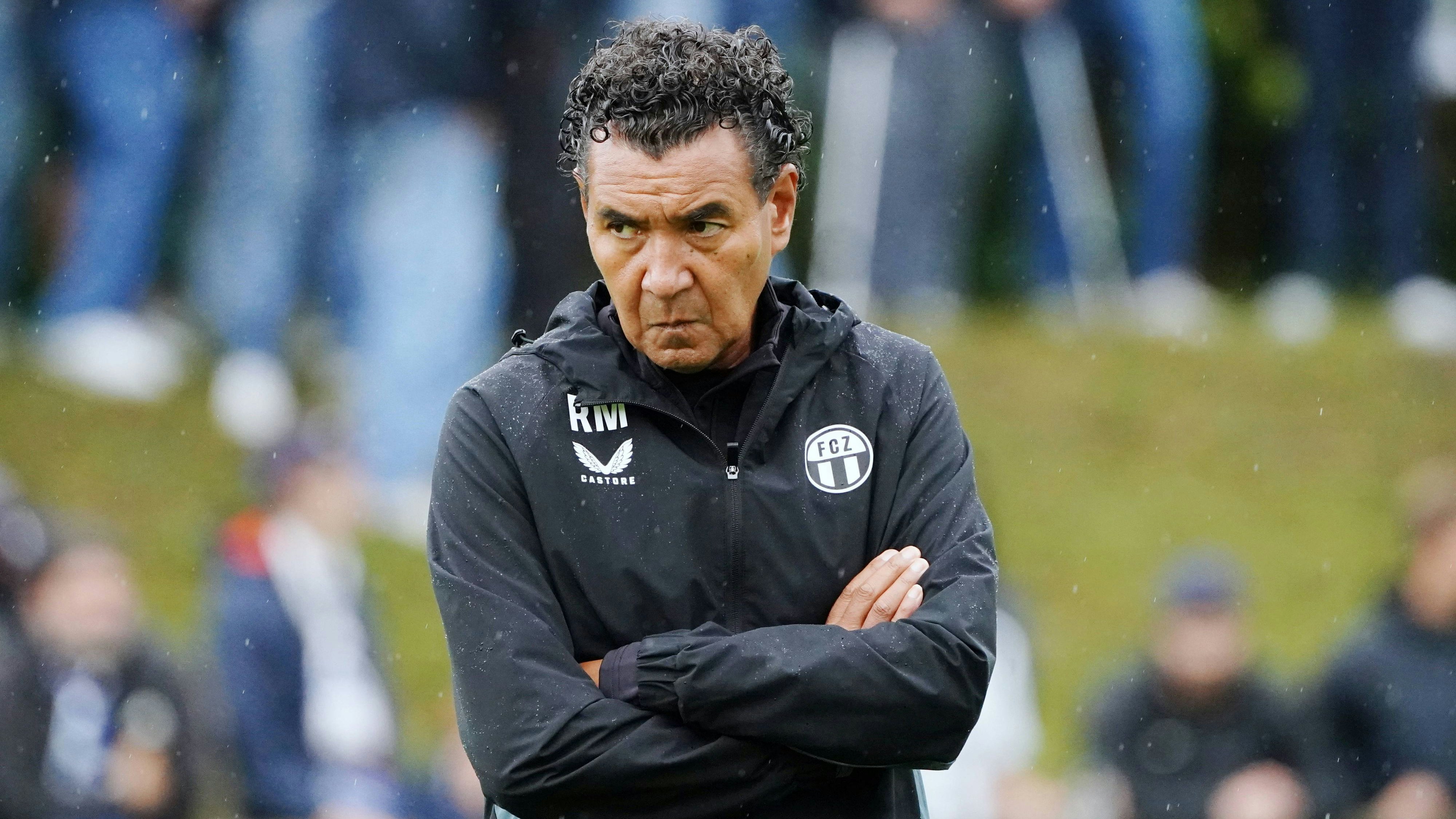 Ricardo Moniz wurde mit einem Regenschirm beworfen.