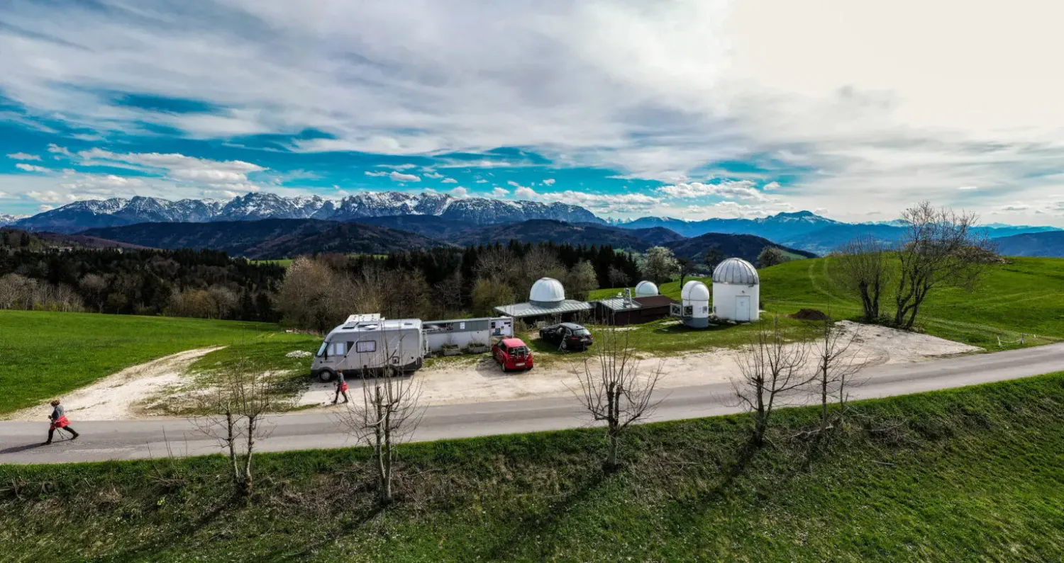 Das ist jetzt nur mehr tagsüber erlaubt: Parken auf der Gahbergstraße bei der Sternwarte im Salzkammergut.