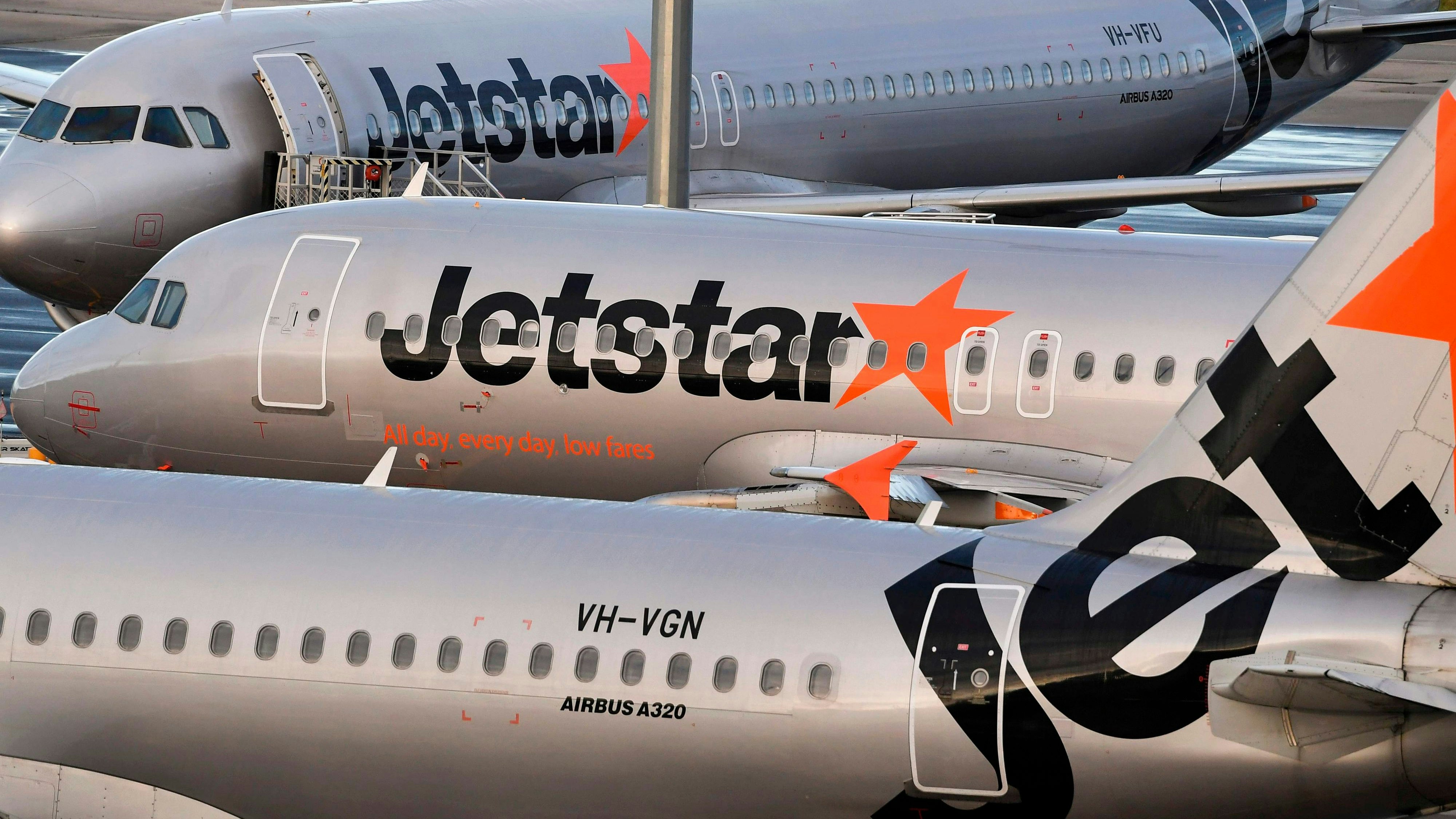 Download von www.picturedesk.com am 22.08.2024 (17:05).  Australian airline Jetstar planes sit idle on the tarmac at Melbourne's Tullamarine Airport on April 12, 2020. - Confinement measures taken around the globe to slow the coronavirus outbreak have forced millions of people to abandon travel plans and stay home, bringing the airline industry to its knees. (Photo by William WEST / AFP) - 20200412_PD0106 - Rechteinfo: Rights Managed (RM) Nur für redaktionelle Nutzung! Werbliche Nutzung erfordert Freigabe: bitte schicken Sie uns eine Anfrage.