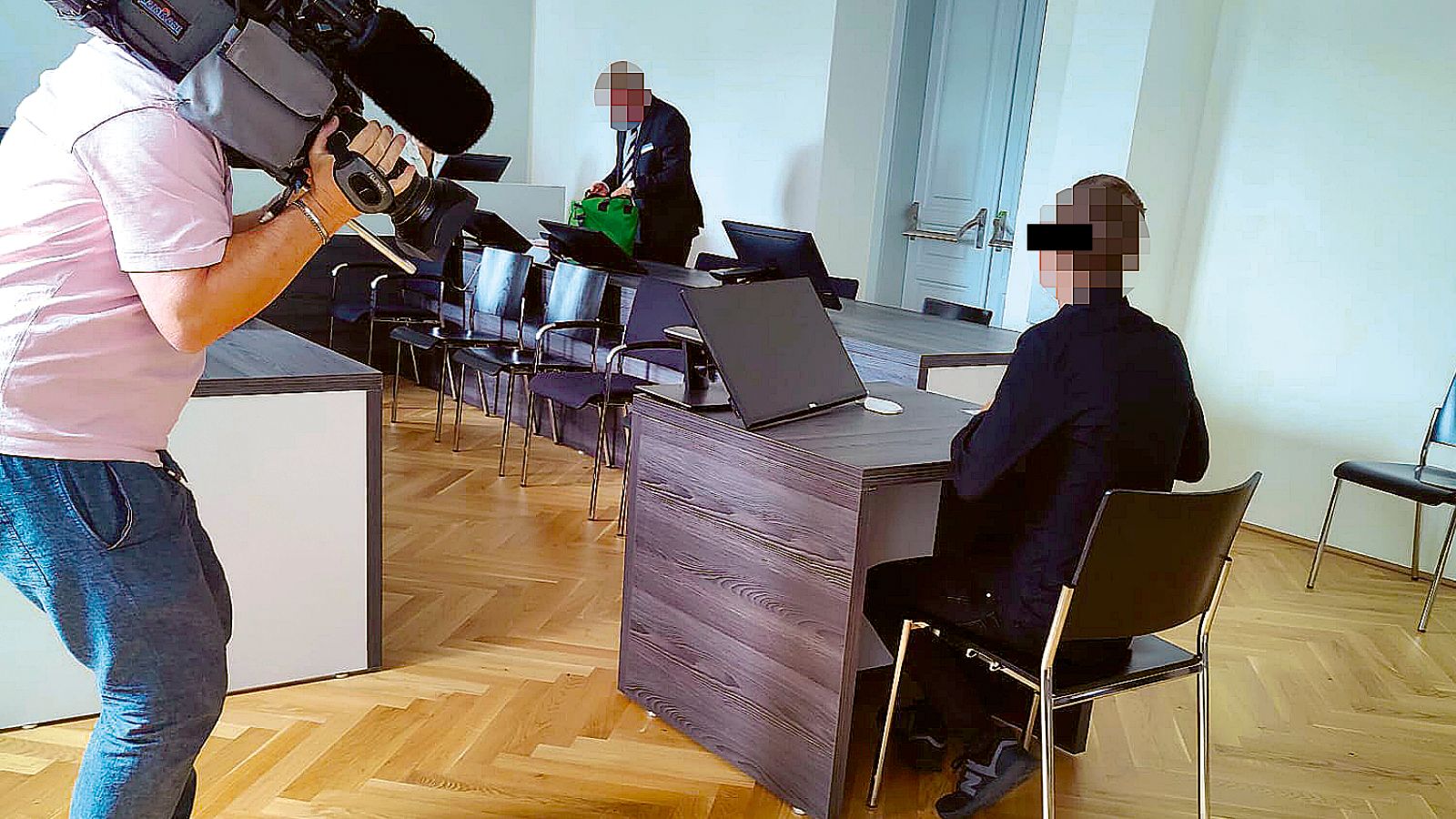 Angeklagter (sitzend) beim Prozess in Wr. Neustadt am 22. August 2024