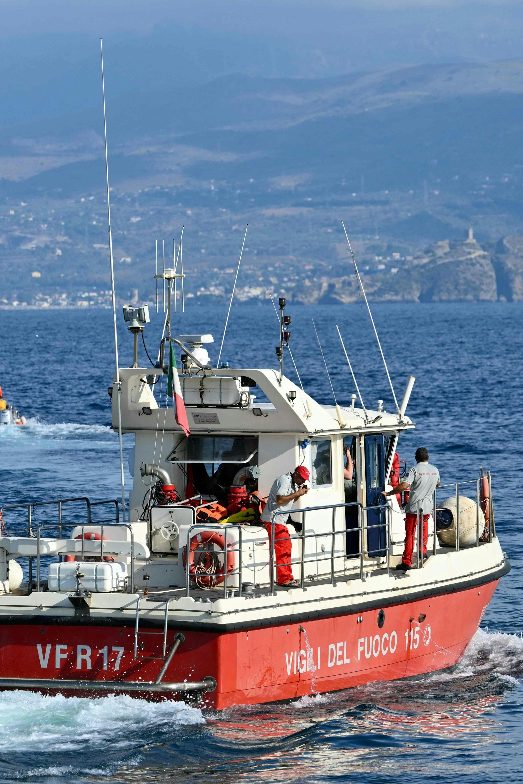 Marine- und Feuerwehr-Taucher versuchen noch immer, die Leiche von Hannah Lynch, dem letzten vermissten Opfer des Schiffsunglücks vor Sizilien, zu bergen
