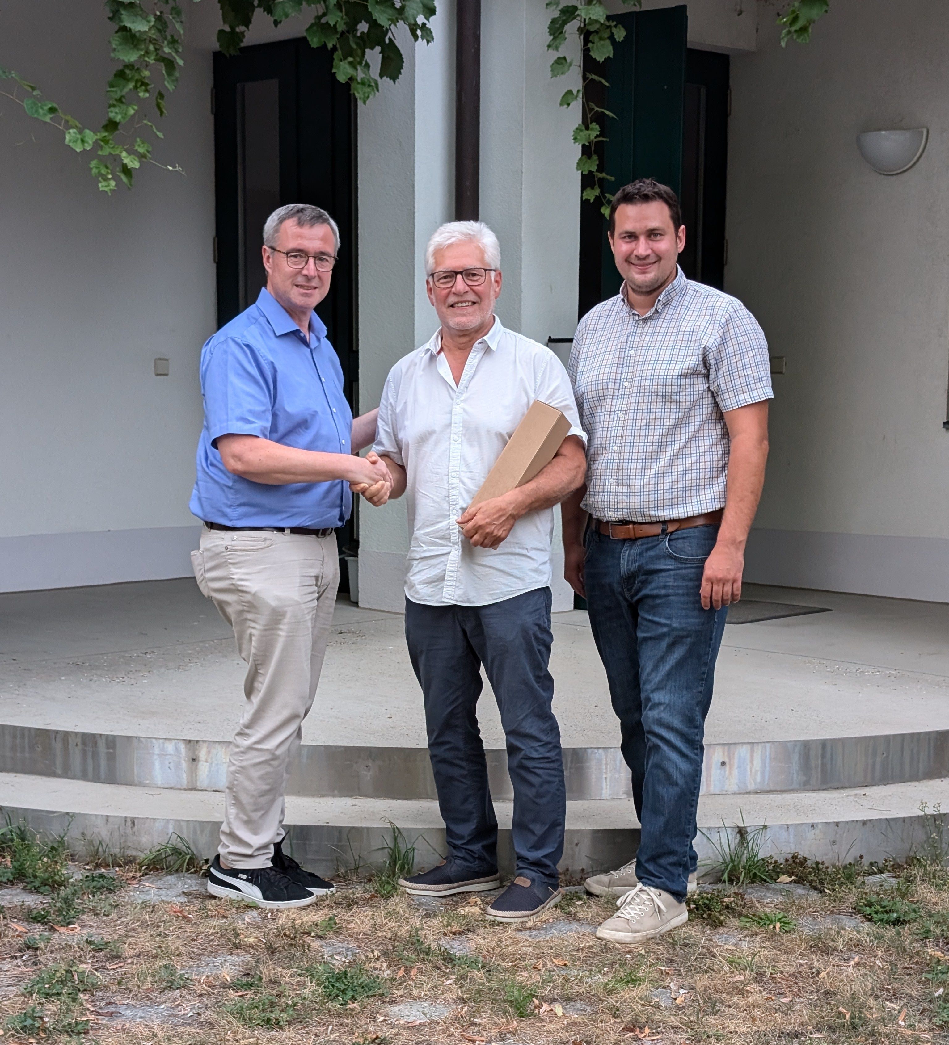 Leo Ramharter (l.) und Obm.-Stellvertreter Markus Baier (r.) danken dem bisherigen Obmann Manfred Nigl (m.).