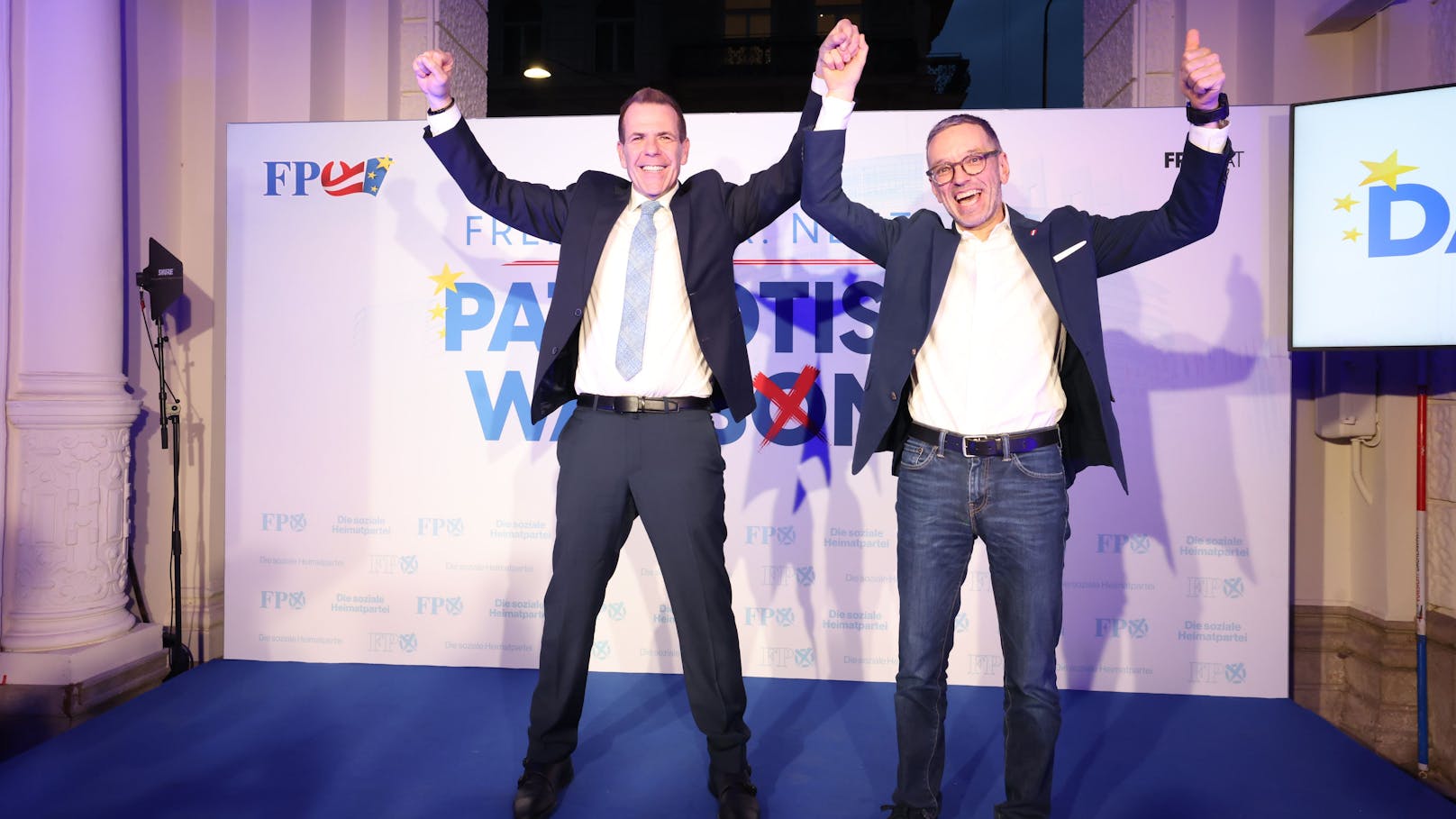 Grund zur Freude gab es für die FPÖ bei der Europa Wahl 2024. Im Bild mit seinem Parteikollegen Harald Vilimsky.