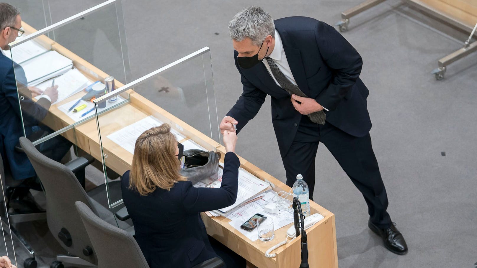 Meinl-Reisinger gibt Bundeskanzler Karl Nehammer die Faust während der Corona-Pandemie.