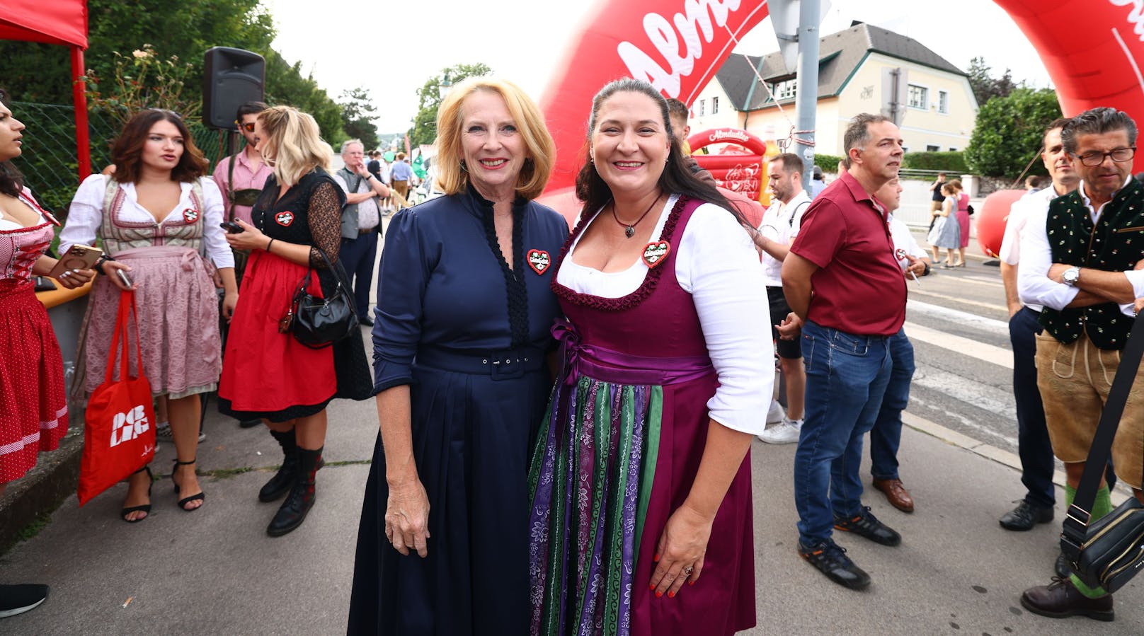 Bürgermeister Michael Ludwig ist nicht dabei, dafür die erste Frau im Staat: Zweite Nationalratspräsidentin <strong>Doris Bures</strong>&nbsp;mit SPÖ-Landesparteisekretärin <strong>Barbara Novak</strong>.