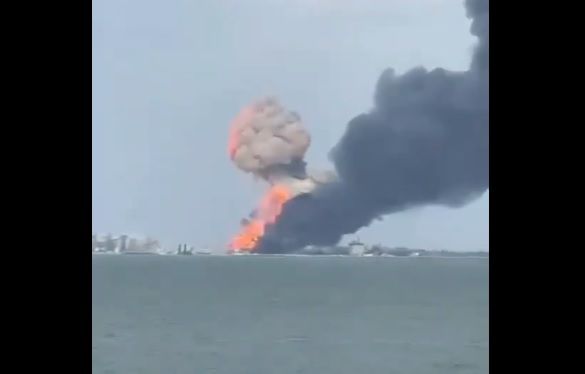 Videoaufnahmen zeigen die riesige Rauchsäule. 