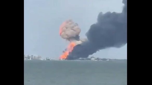 Heute.at - Ukrainer schießen Fähre mit Treibstofffässern in Brand