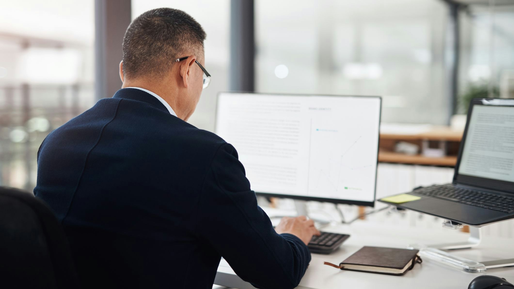 Mann von hinten vor dem Computer