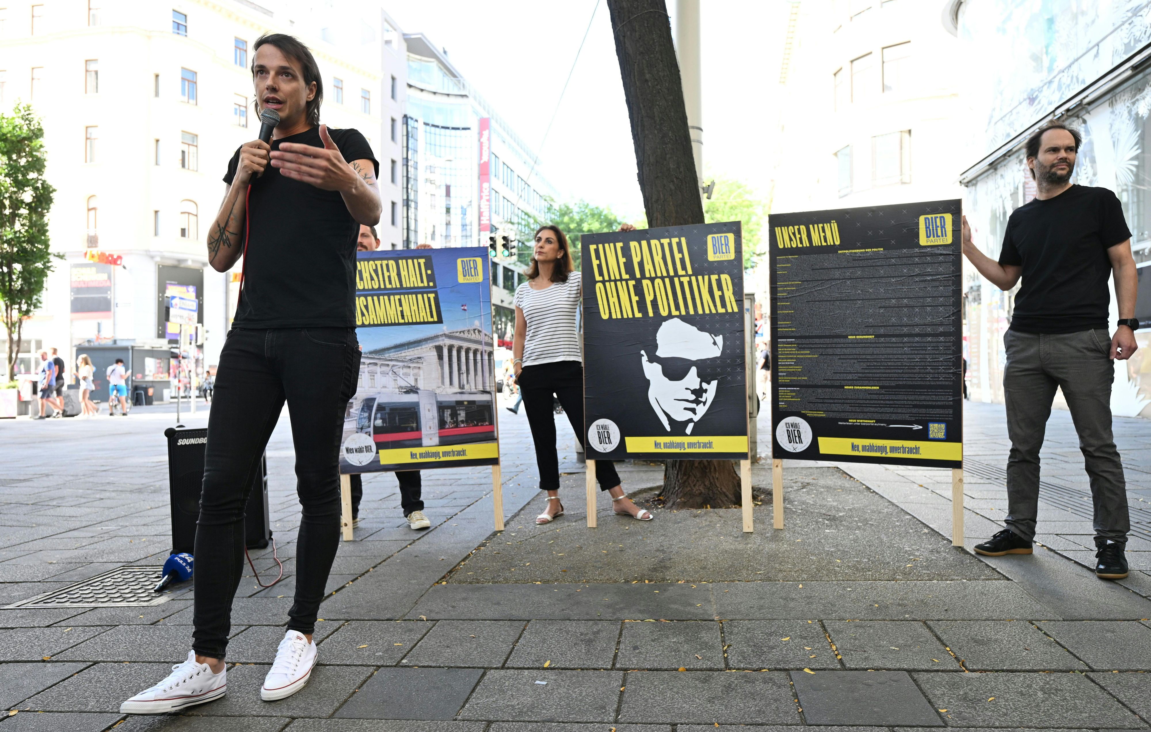 Dominik Wlazny bei der Plakatpräsentation in Wien. Die Bierpartei sieht er als Reformbewegung, die Protestwähler ansprechen will.