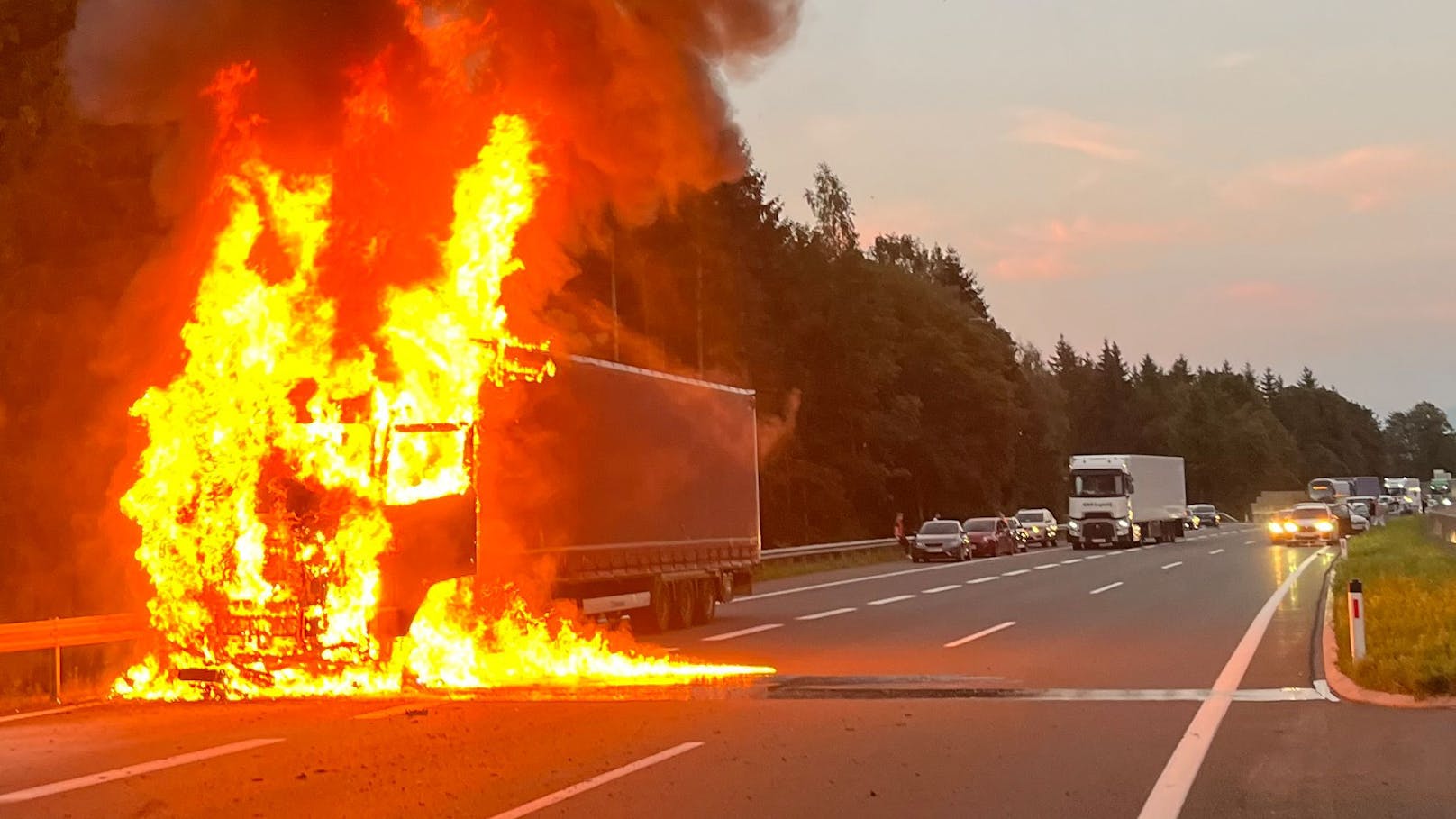 Lkw schleift Motorrad mit und geht in Flammen auf