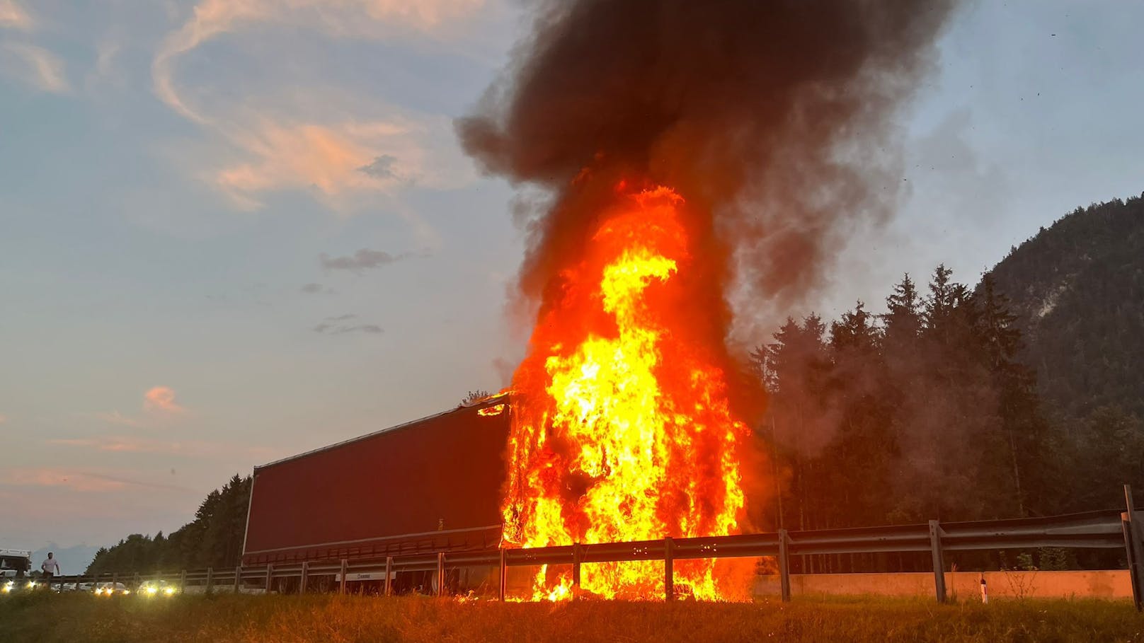 Feuerwehreinsatz in Kramsach! Ein Biker kam zu Sturz und schlitterte auf die Fahrbahn der A 12. Ein Lkw konnte nicht mehr ausweichen und schleifte das Bike mit, das zu brennen begann. Die Flammen griffen auf danach auf den Lkw über.