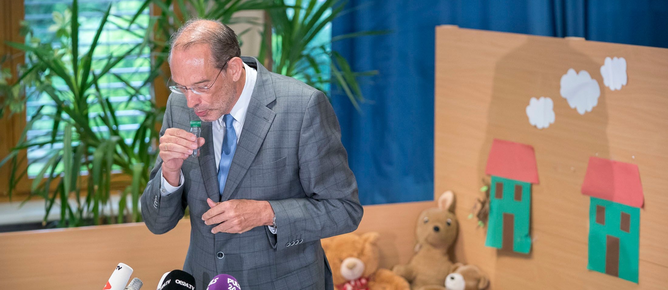 In der Schule ist Ausspucken jetzt ausdrücklich erwünscht, zeigt Bildungsminister Heinz Faßmann vor