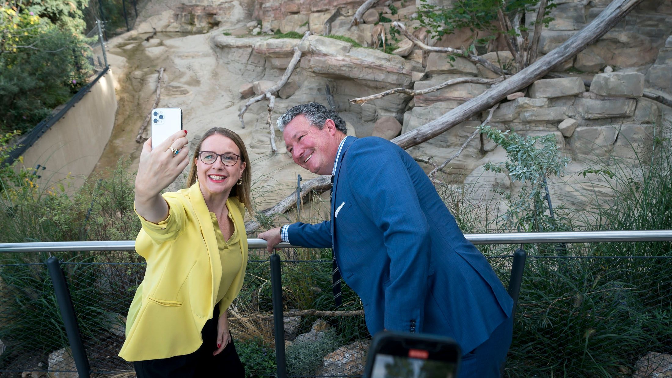 Irgendwo sollten da Berberaffen sein, aber wurscht: Tiergartenministerin Margarete Schramböck mit Schönbrunn-Direktor Stephan Hering-Hagenbeck