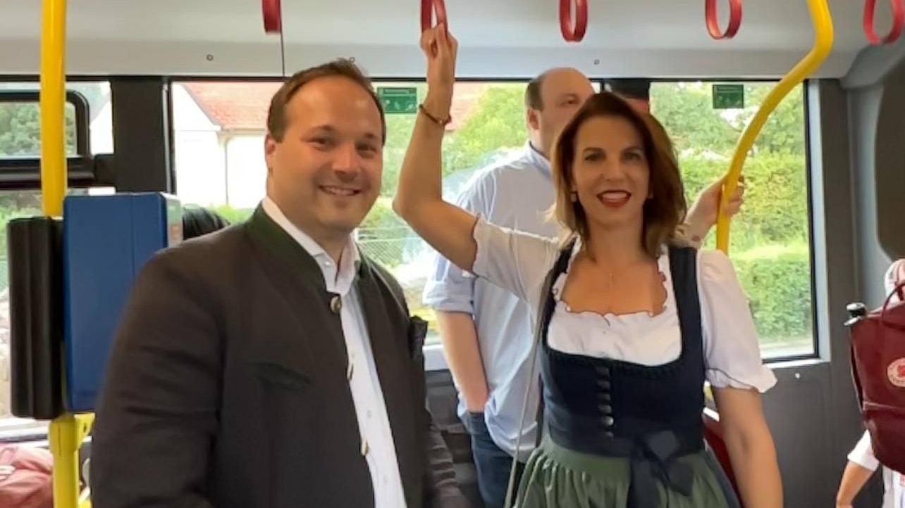 Bezirksvorsteher Daniel Resch und Ministerin Karoline Edtstadler